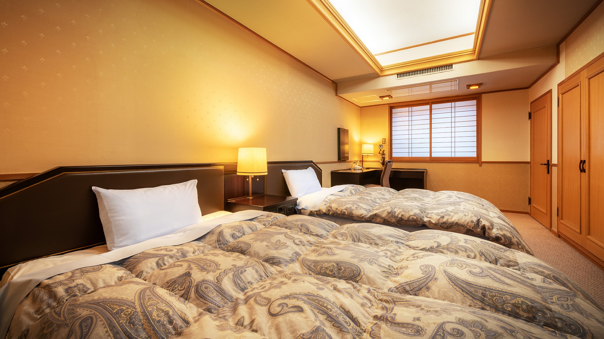 ■ [Japanese-Western style room-10 tatami mats + twin room] ■ Japanese-style room 1 and Western-style room are separated across the door.