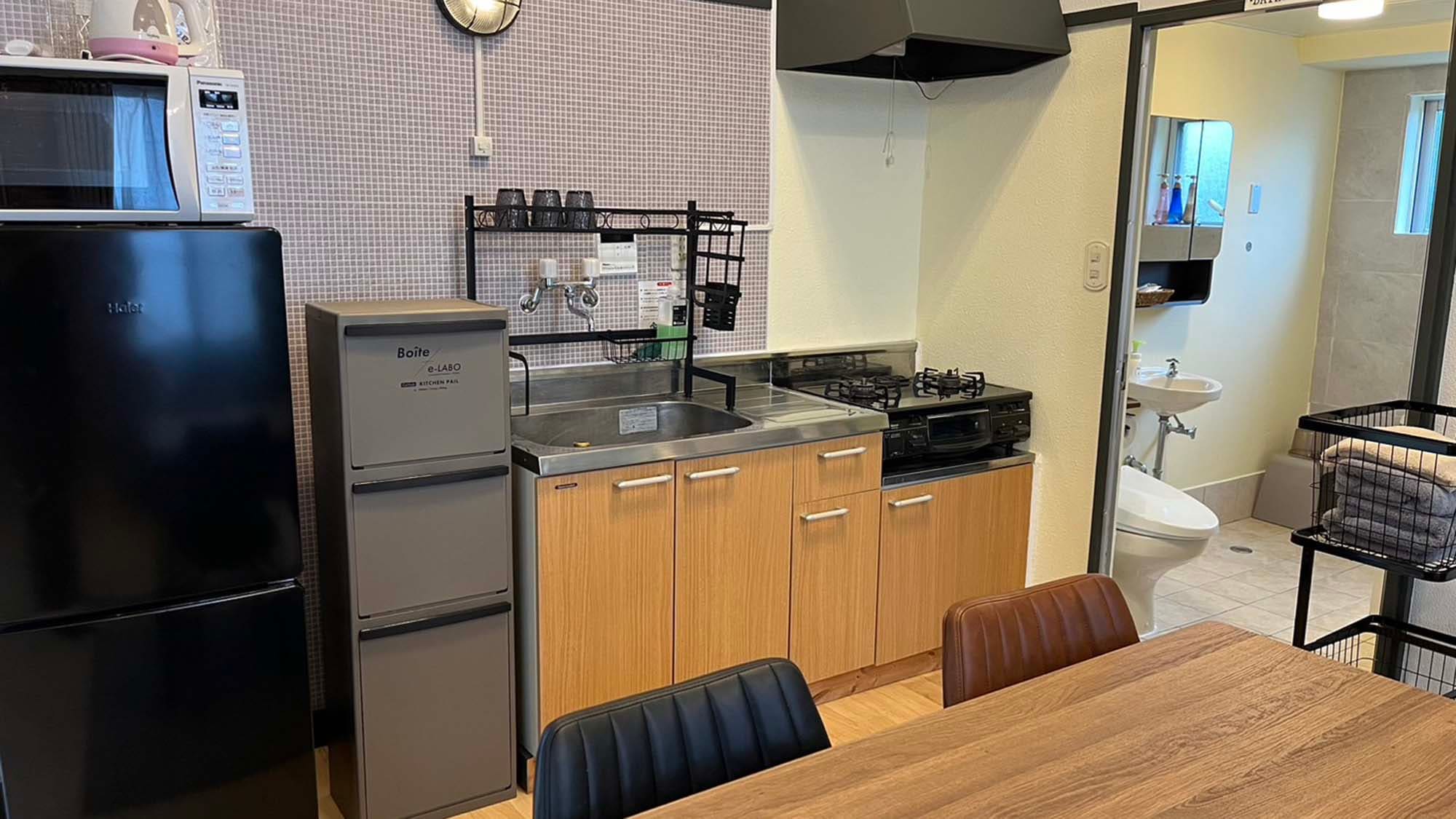 ・[Hills Churaumi 2nd floor] Kitchen space equipped with microwave, refrigerator, and electric kettle