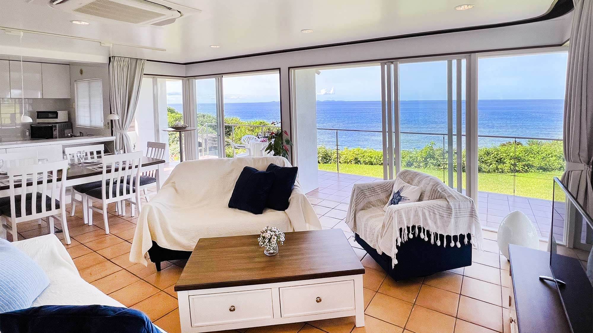 Relax while gazing at the ocean. Time flows beautifully.
