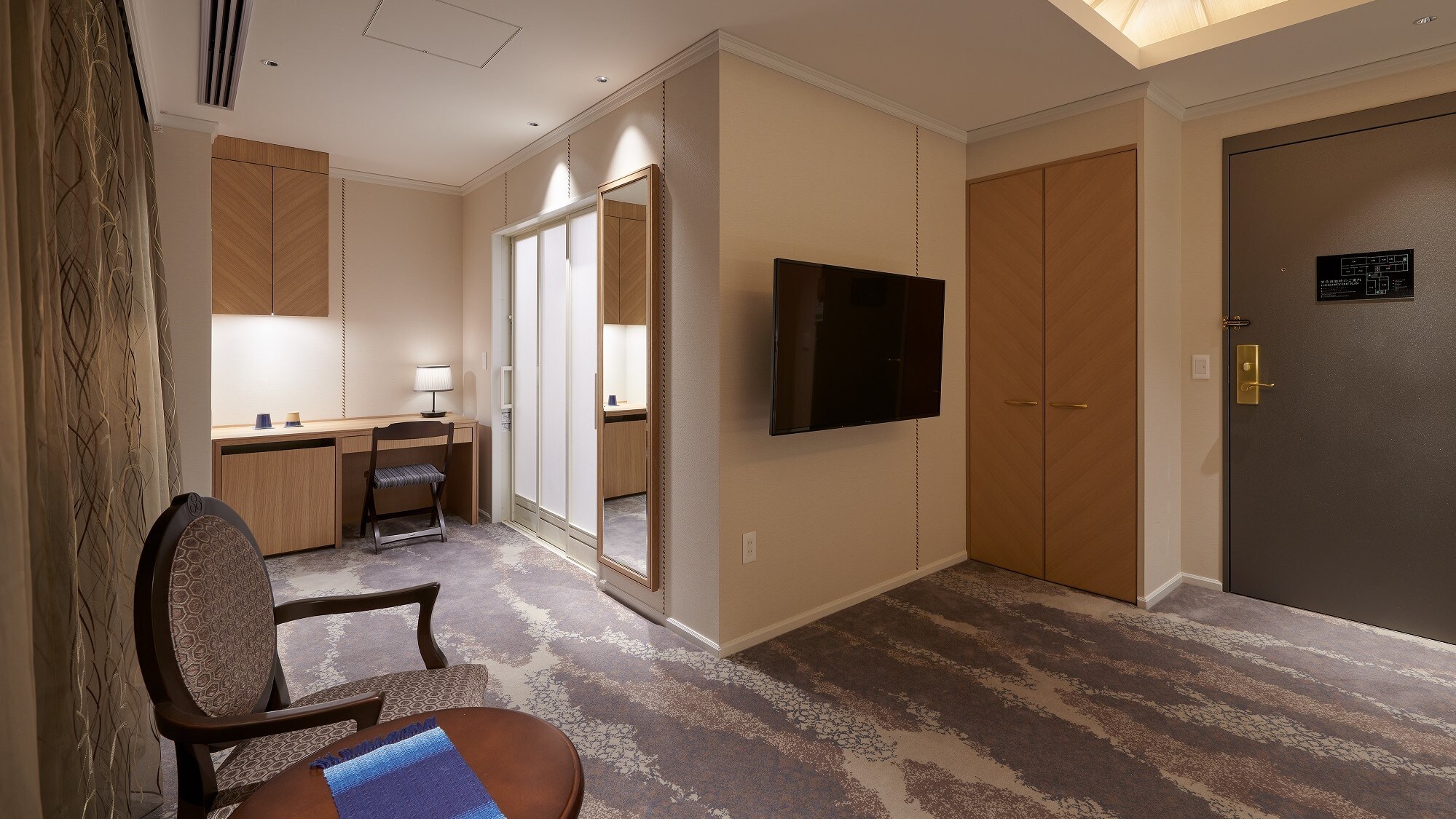 [Non-smoking] Universal DX Twin Room / Semi-double 120cm width 32 square meters / Desk side