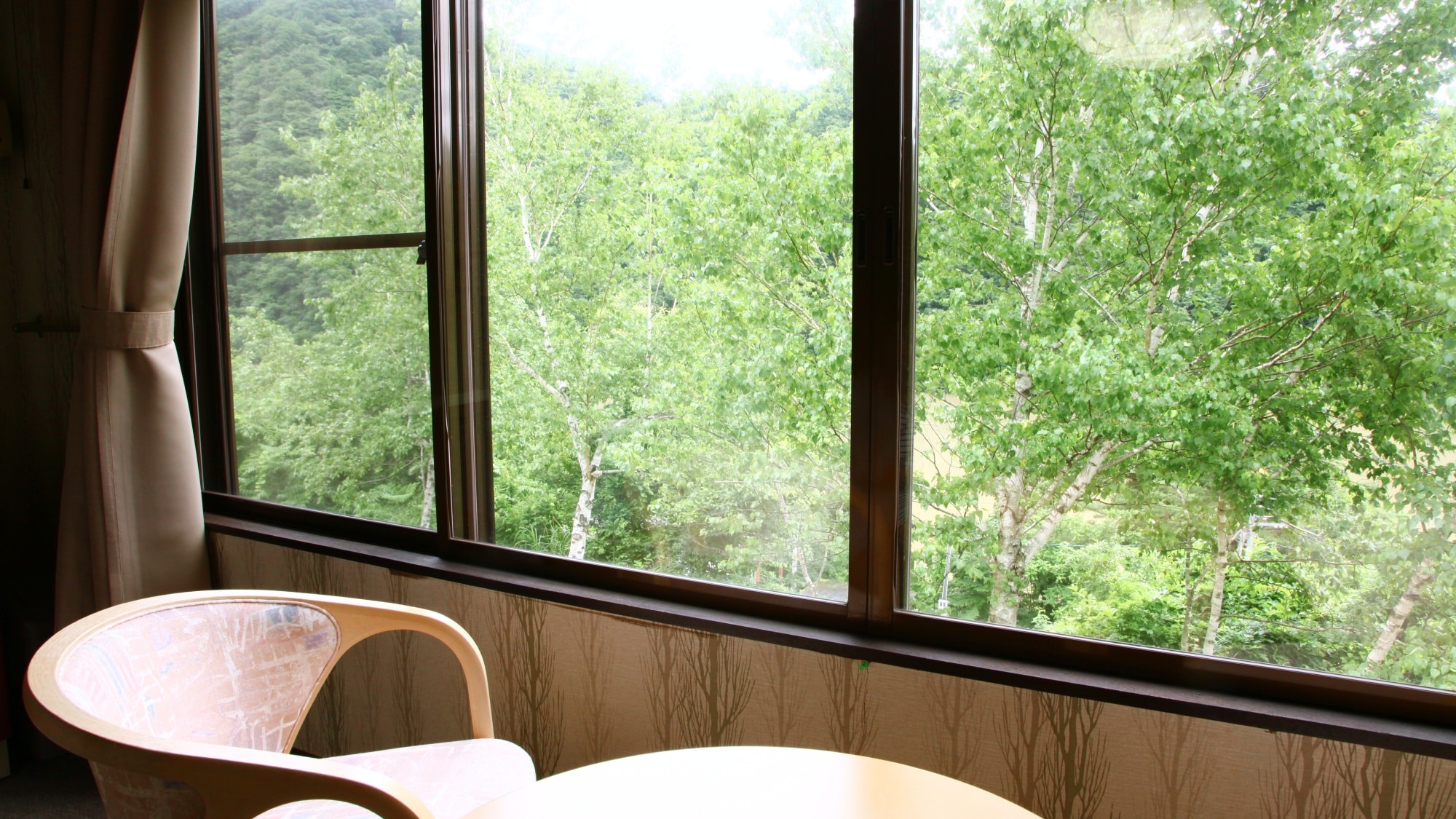 [Main Building] From the room, you can see the scenery of the mountains in the season and the magnificent Agano River.