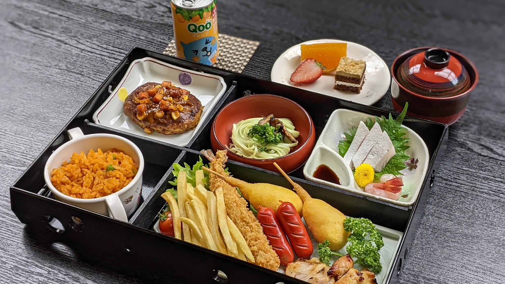 我们为小学生准备晚餐，提供“松花堂风味迷你怀石料理配生鱼片”。