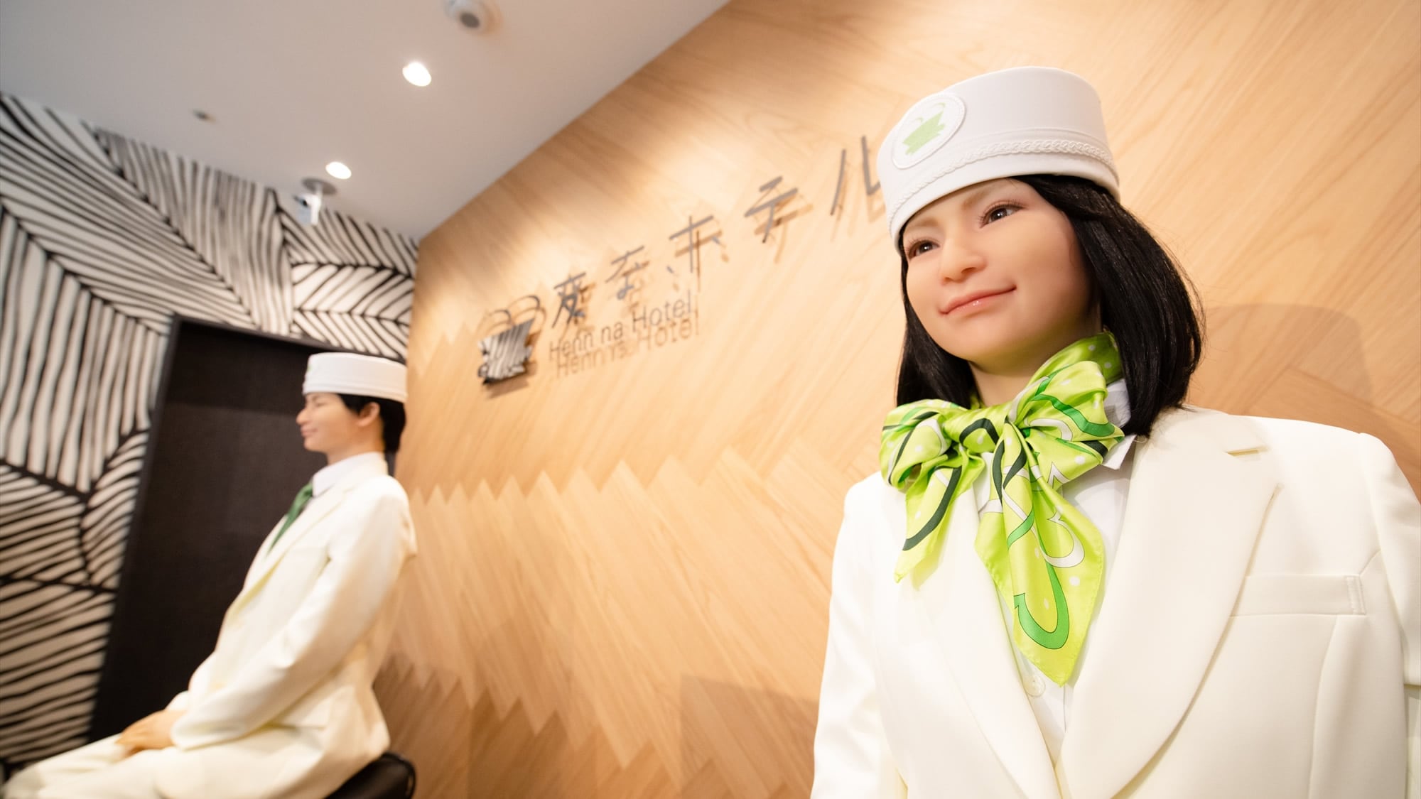 Front: Humanoid robot will guide you ♪