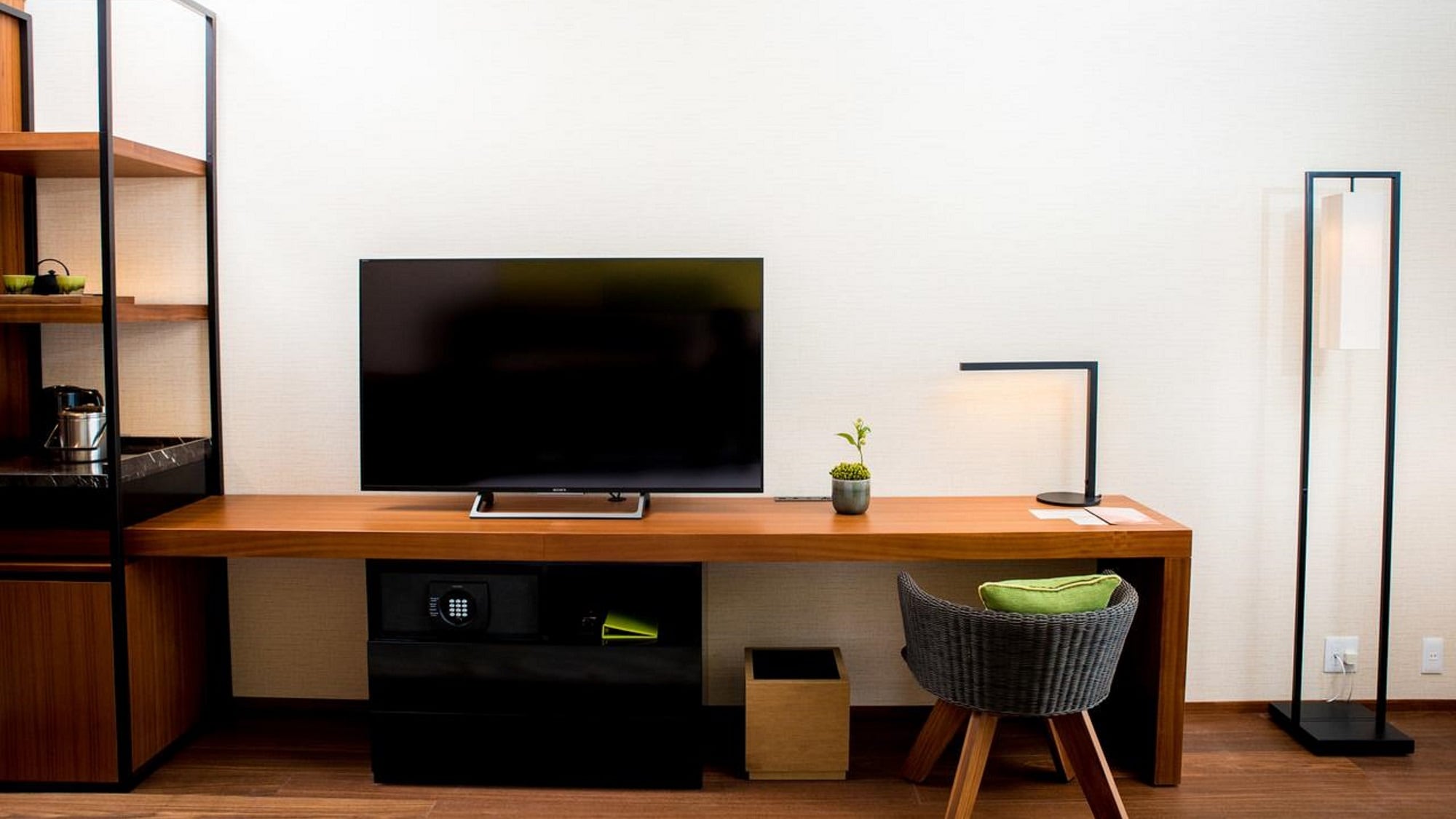 [Guest rooms] Also equipped with a spacious work area.