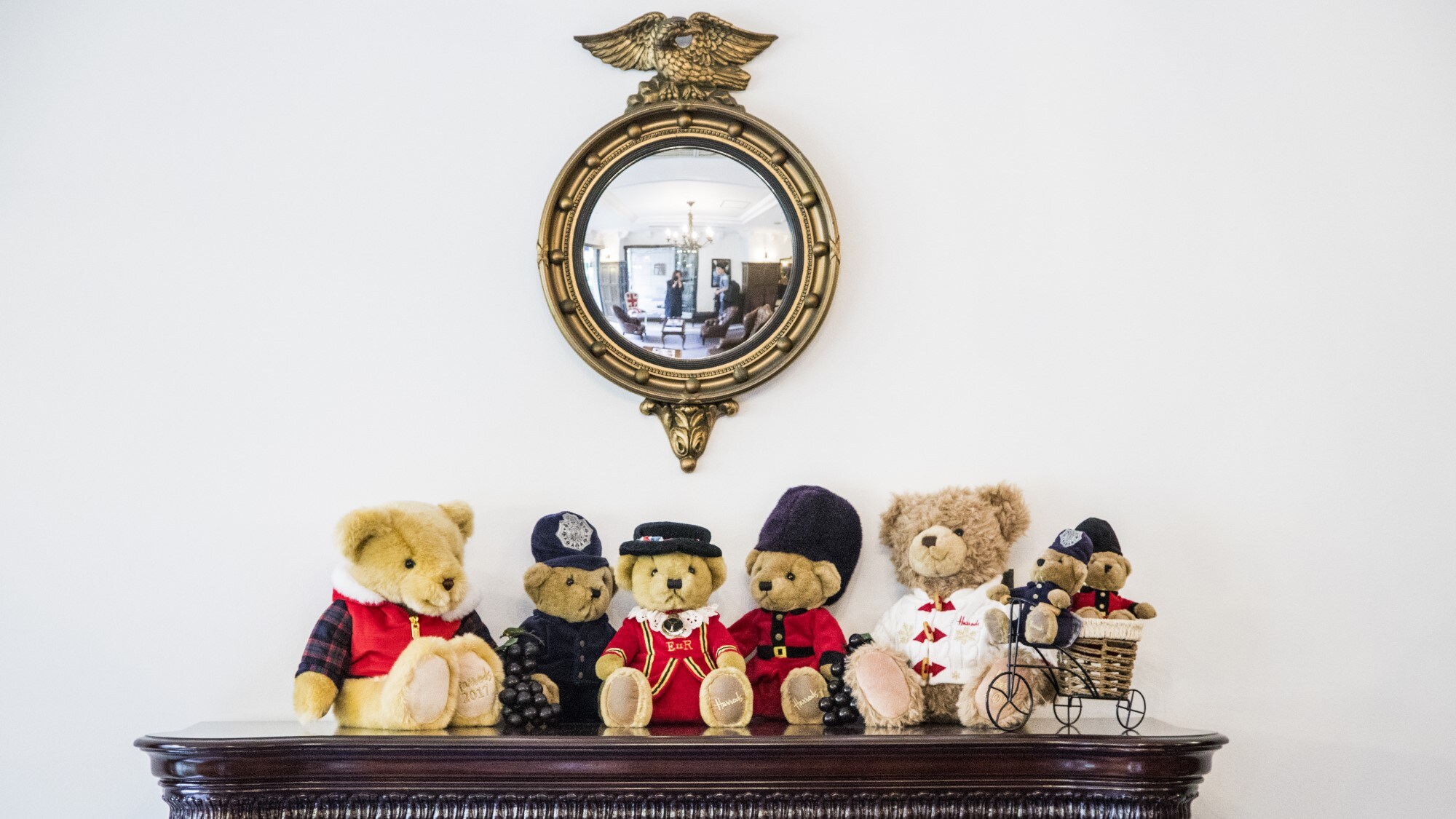 Take a picture with the teddy bears and post it on SNS!