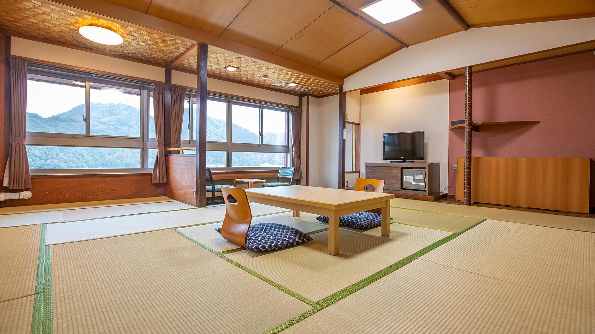 [Non-smoking] 12-tatami Japanese-style room (river side)