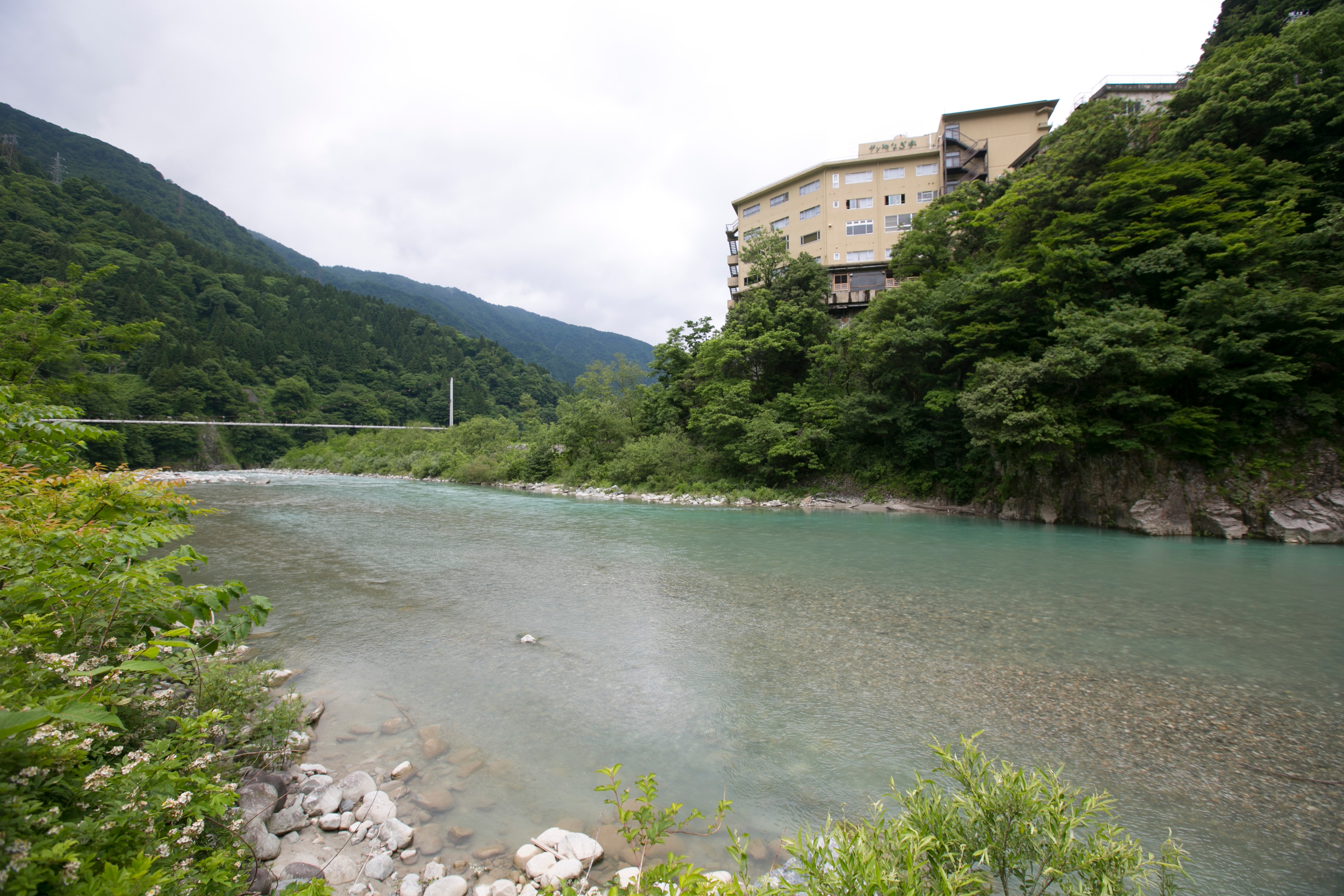 With the clear stream Kurobe River under your eyes