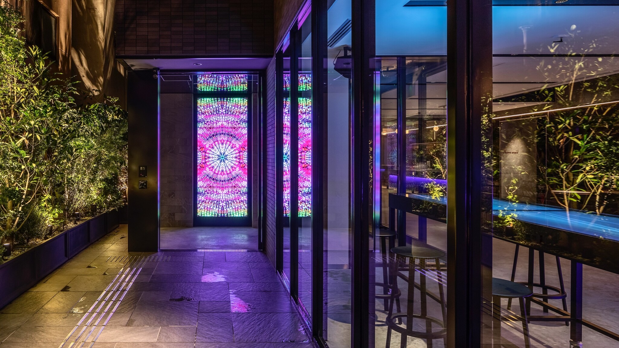 ■ Entrance The entrance is marked by a signage designed with a kaleidoscope as a motif.