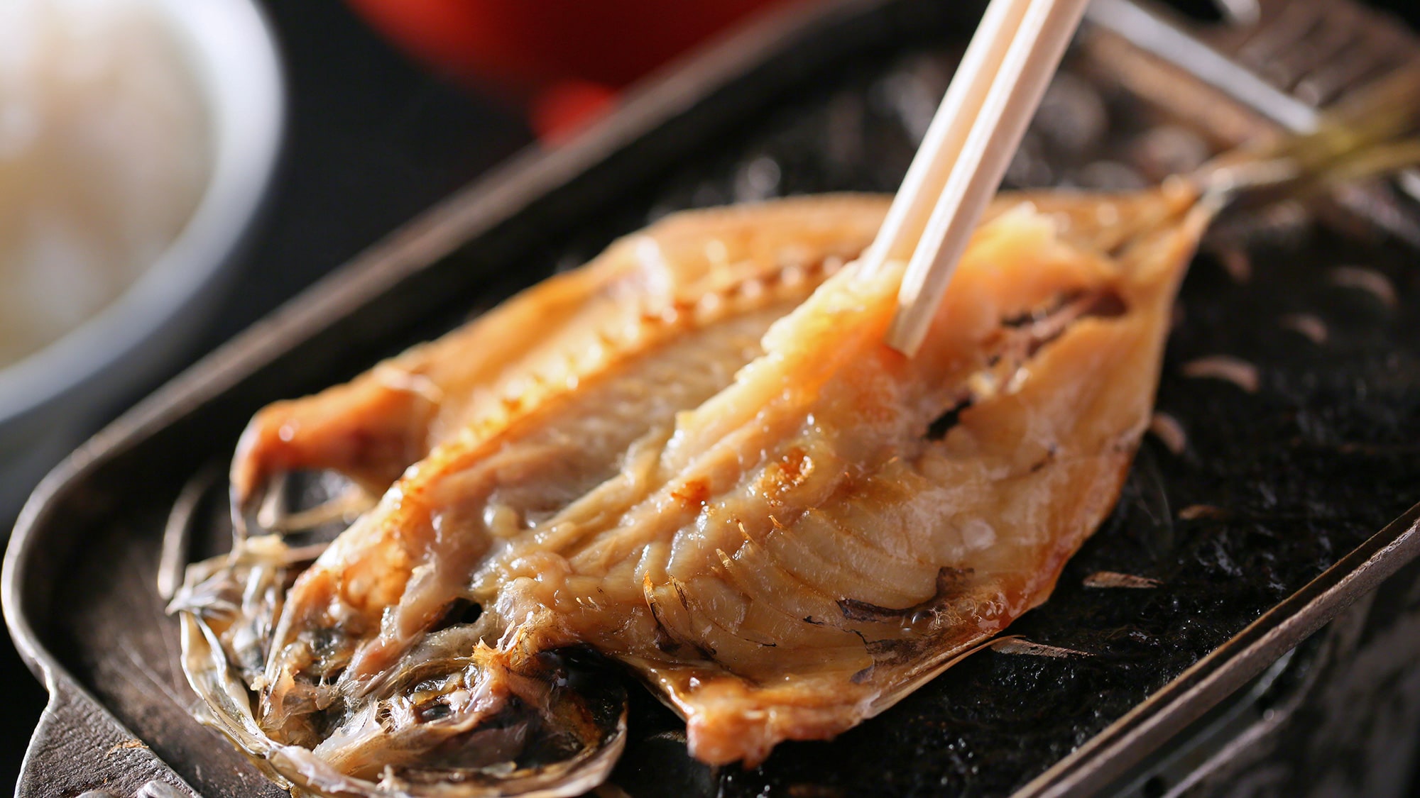 [Sarapan] Makanan khas Teluk Suruga! Ikan tenggiri kering yang baru dipanggang.