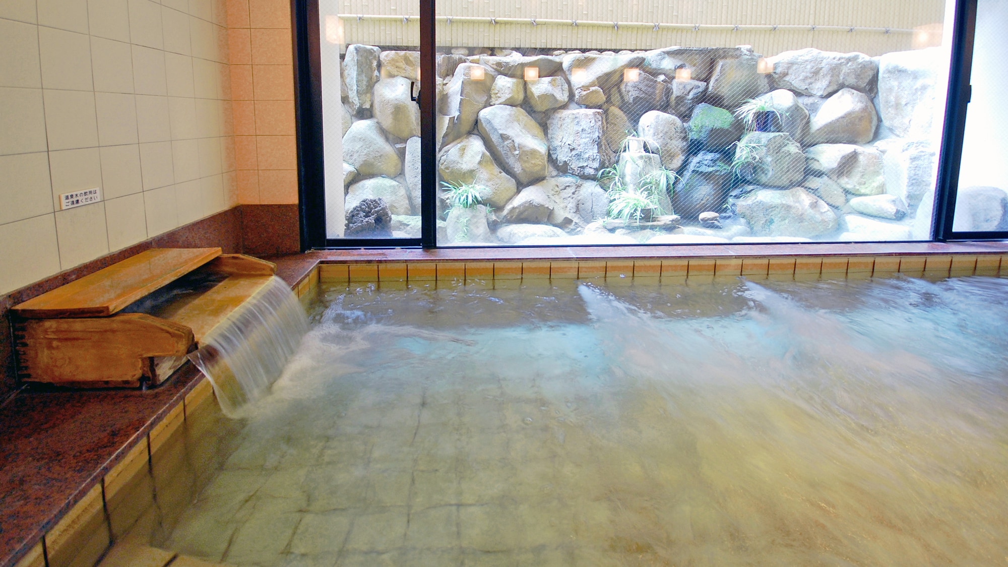 [Large communal bath / Sakura no Yu] Takeo Onsen is very popular as a hot spring for beauty. Heal the tiredness of your trip with a whirlpool.