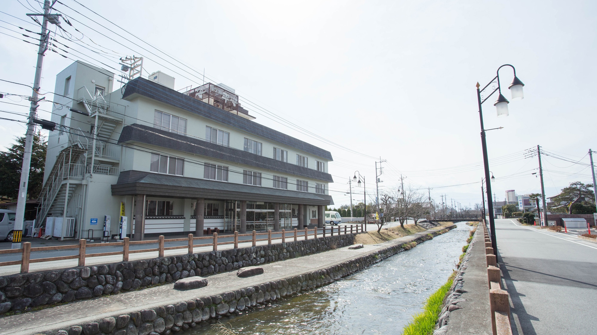 *[Exterior] The Fuefuki River flows right in front of you. Enjoy the beauty of the four seasons and the hot springs.