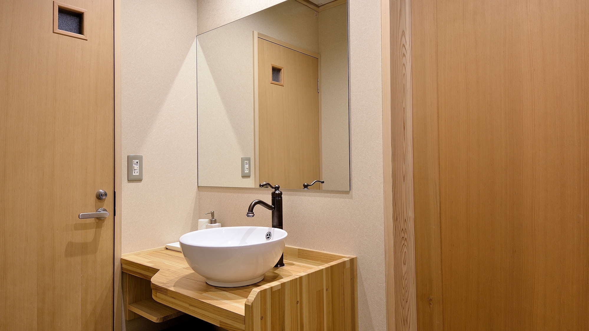 Annex [Spacious Japanese-style room 14 tatami mats] Daffodils and rhododendrons