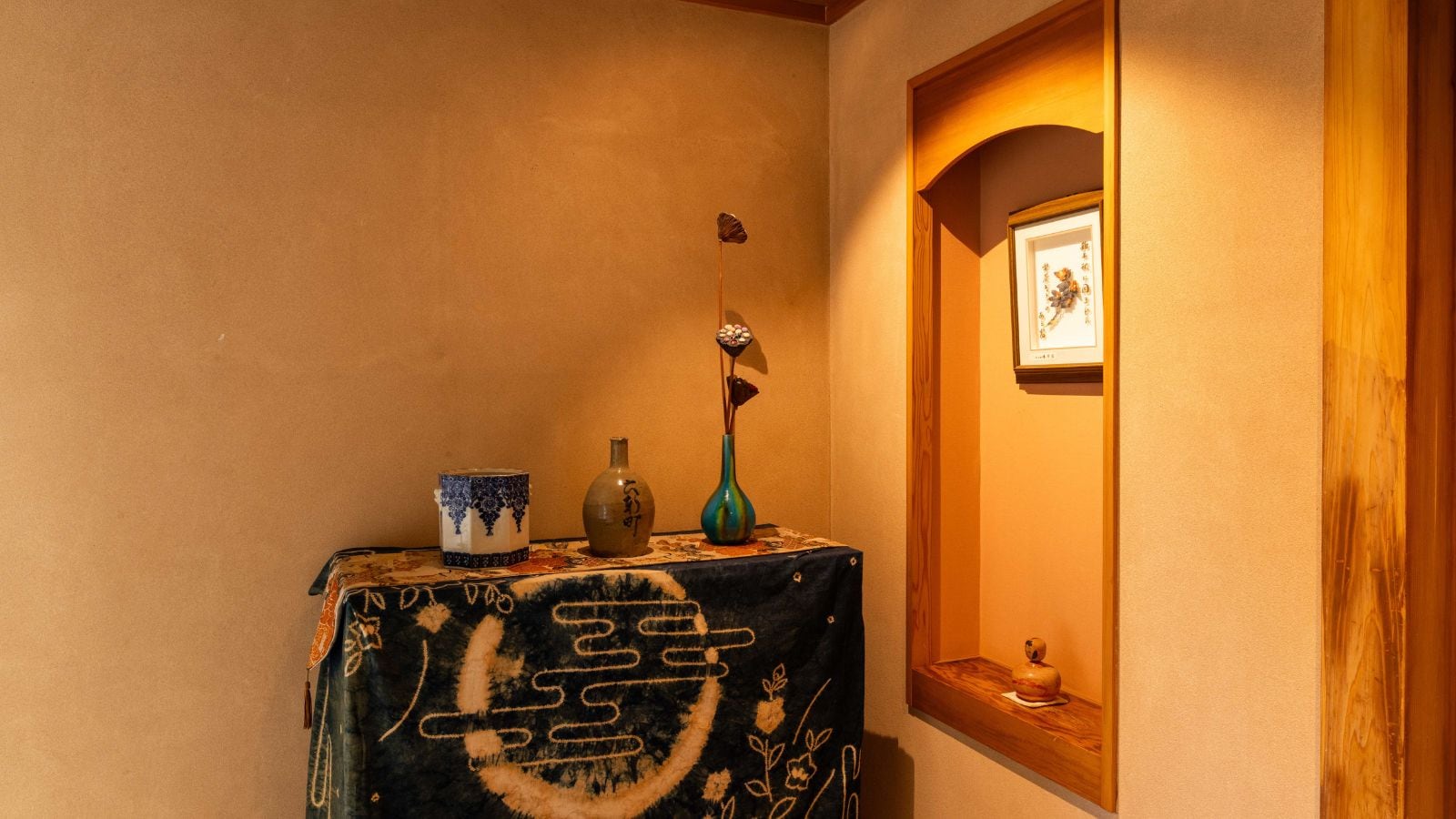 [In-house facilities] A corner of the building furnished with calming colored pieces.