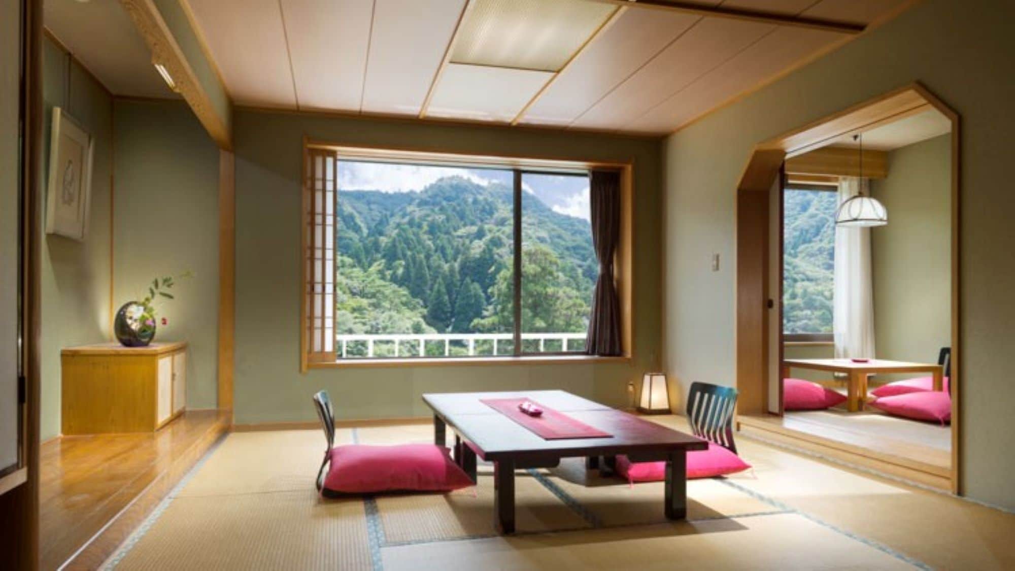 [Kamar bergaya Jepang dengan makanan di kamar Anda (contoh)] Kamar santai bergaya Jepang yang dikelilingi oleh alam