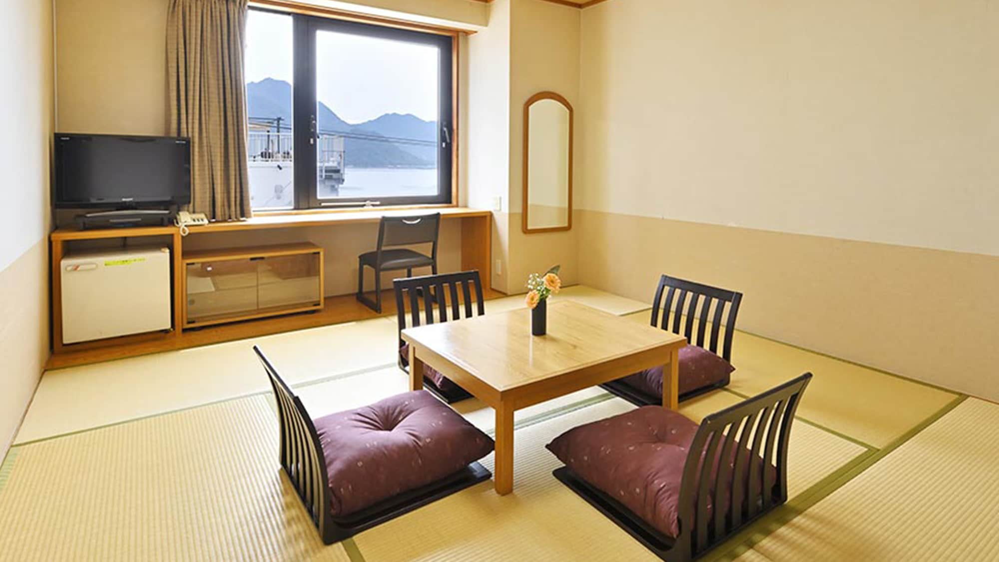 [Japanese-style room] Stretch your legs on the tatami mats and relax while healing the fatigue of your trip.