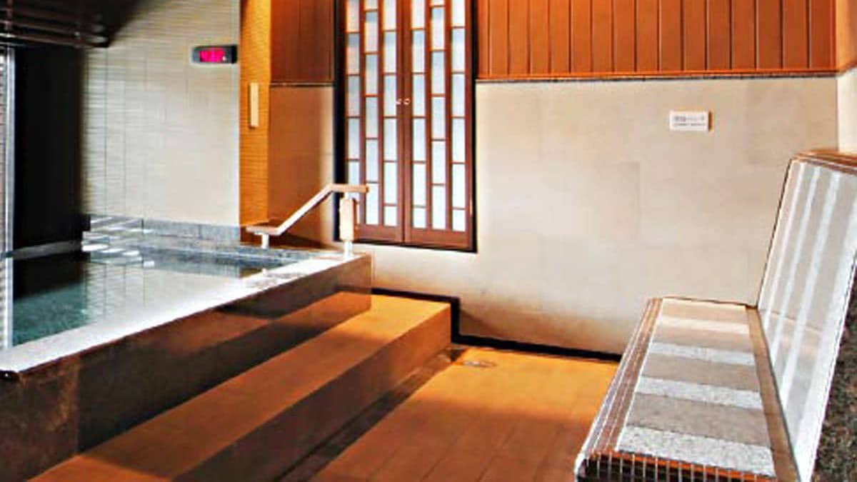 Bedrock bath bench / The large communal bath has a bedrock bath bench that you can enjoy while looking at the castle tower of Hikone Castle.