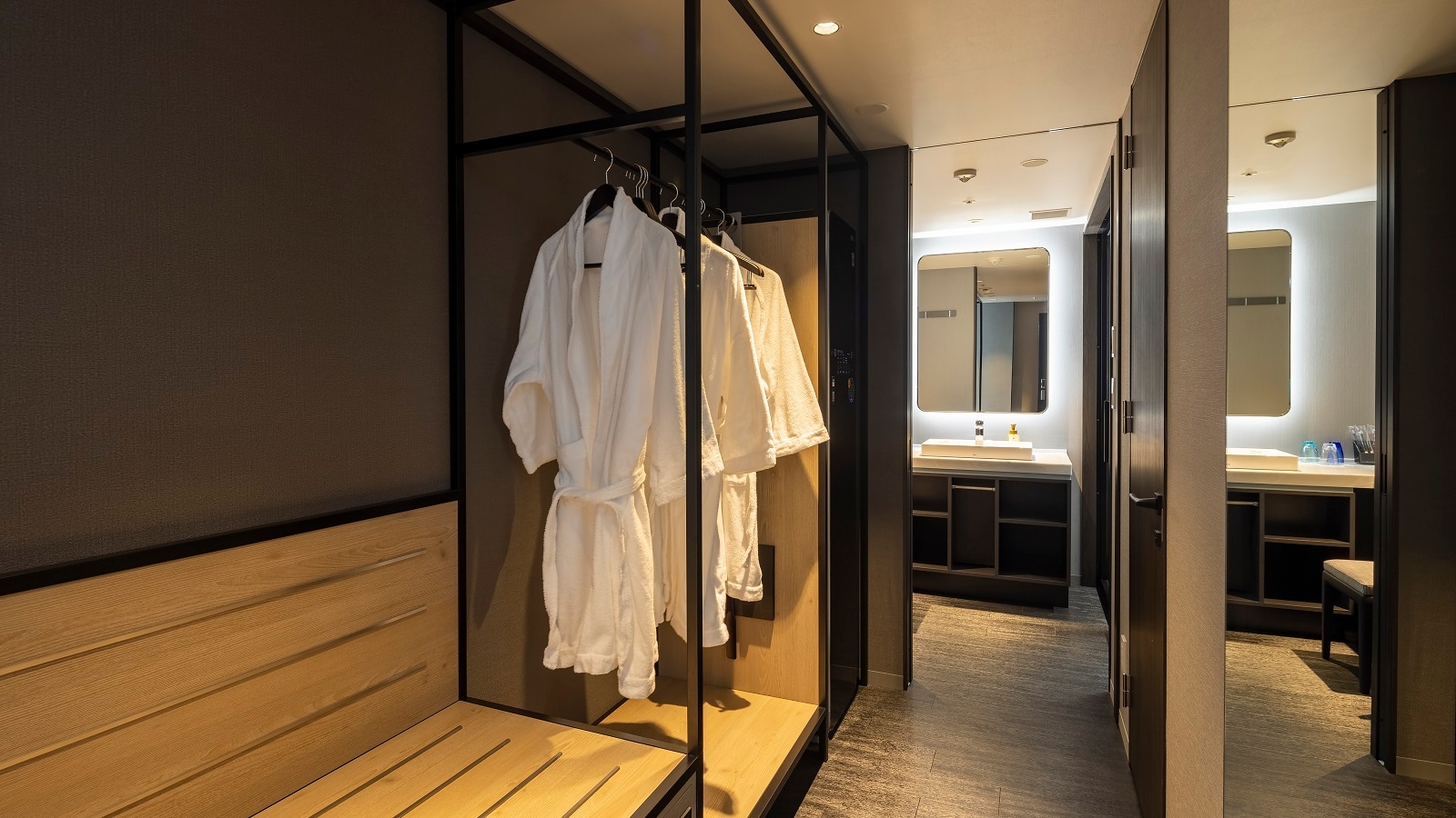 [Stylish Junior Suite Twin Room | Closet]