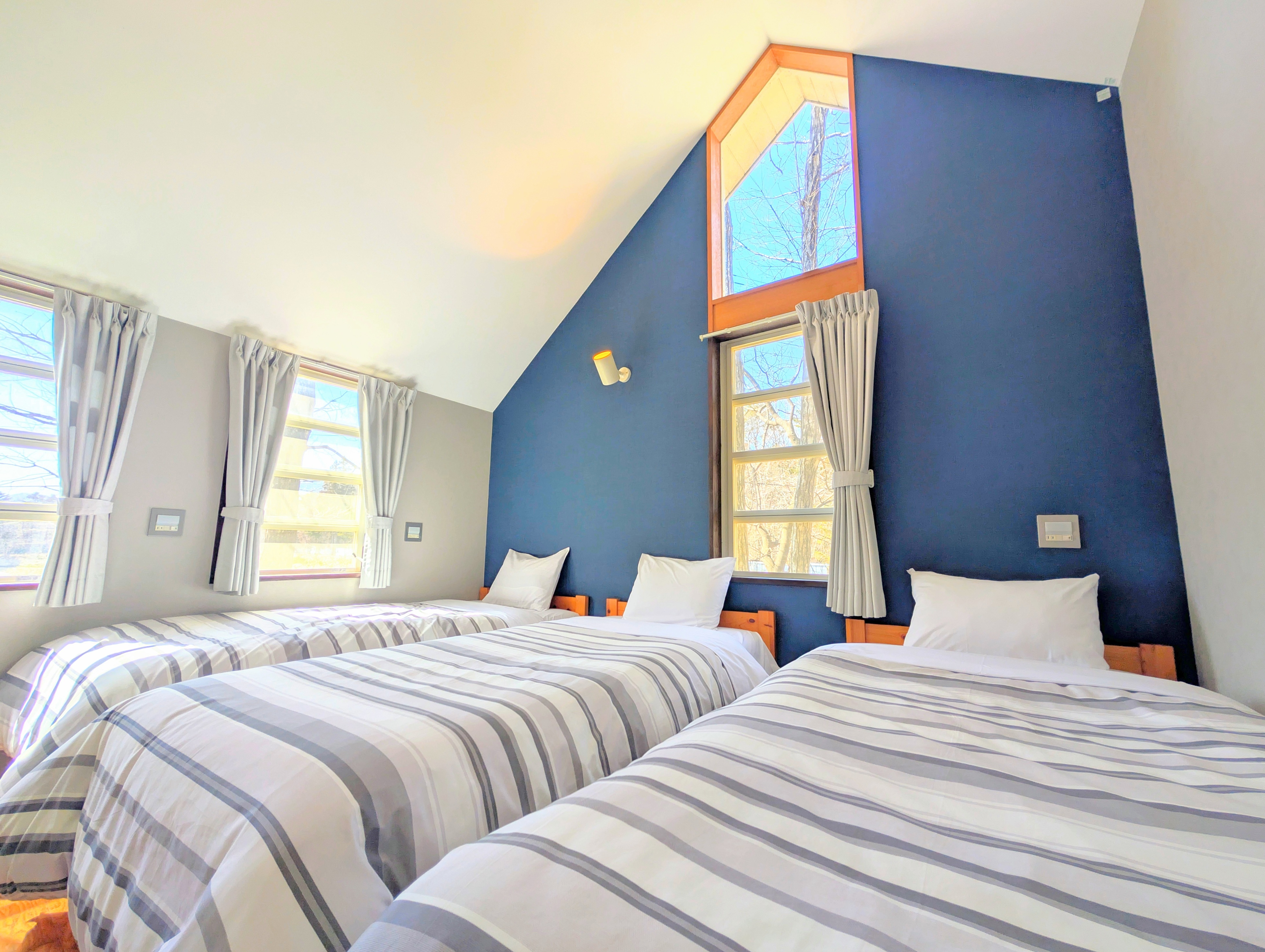 There are Western-style rooms featuring large windows!
