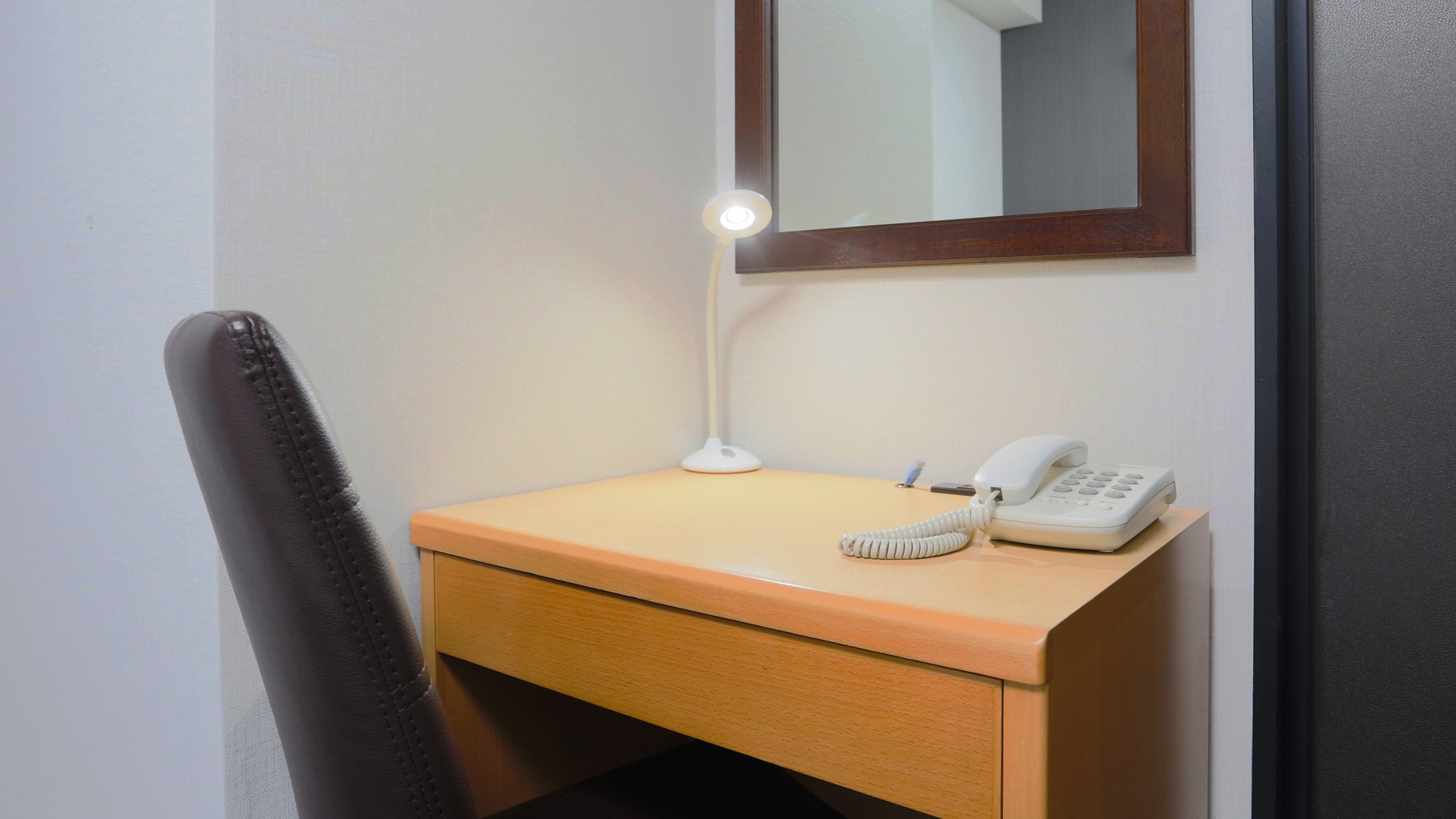 ・ [Single S (SS) guest room example] Compact but functional room
