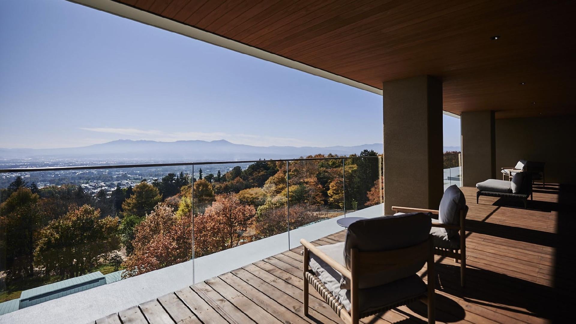 Makan sepanjang hari di lantai 5 La Lumiere Claire: Terrace