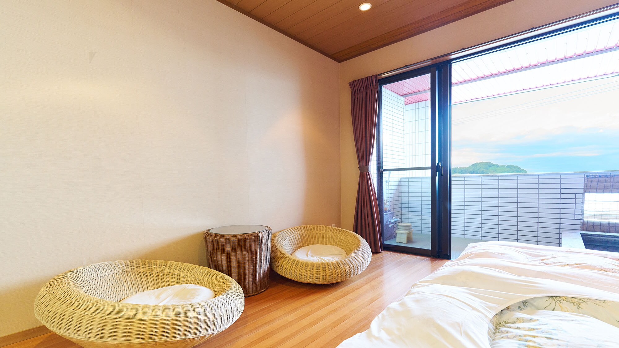 ・[Guest Room/Shirasuna] Enjoy a chat on the unique chairs. Enjoy a conversation with your loved ones.
