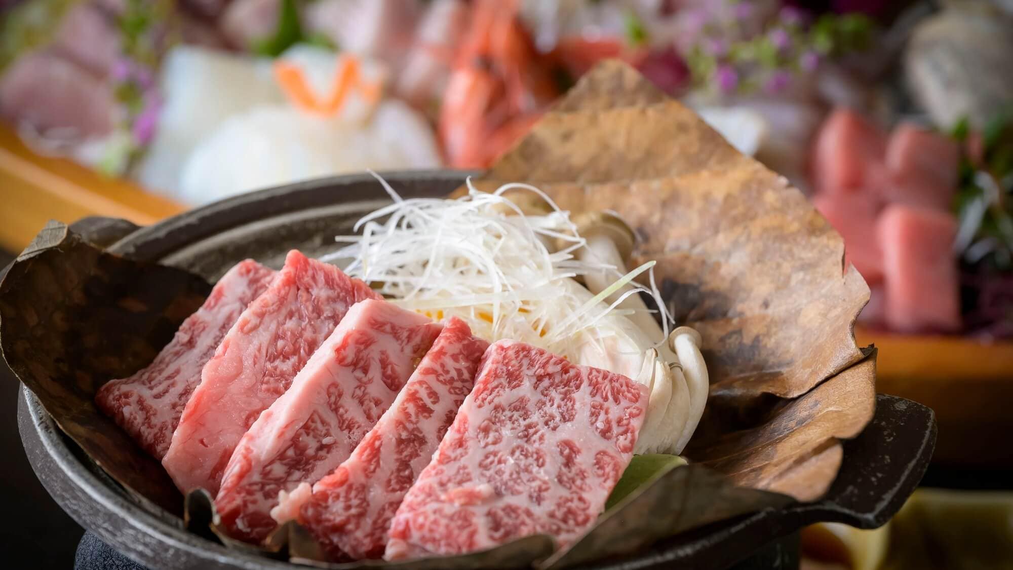 【冰見牛陶烤架】冰見牛是生長在茂密的山區的和牛品牌，使用陶器烤架進行烤製。