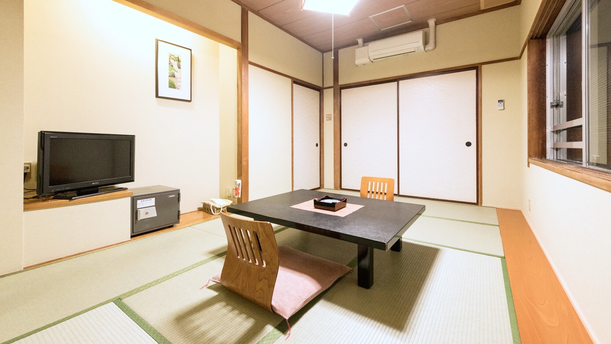 [Japanese-style room 8 tatami mats / with bath and toilet] A Japanese-style room with a calm atmosphere.
