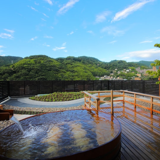 [Private open-air observation bath on the 3rd floor] You can see the beautiful mountains of Yugawara.