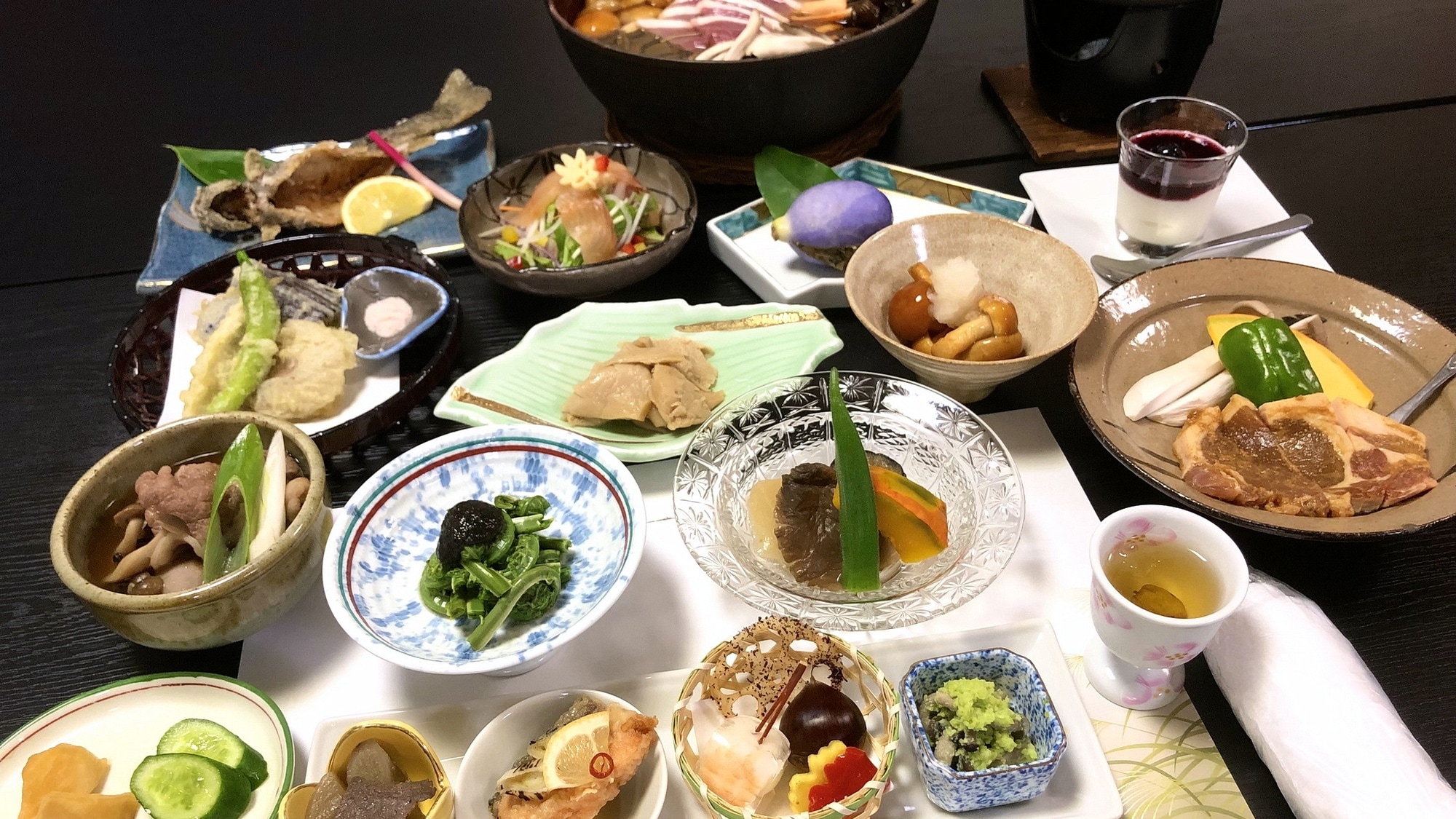 【晚餐示例】请享用我们精心烹制、注重细节的菜肴。