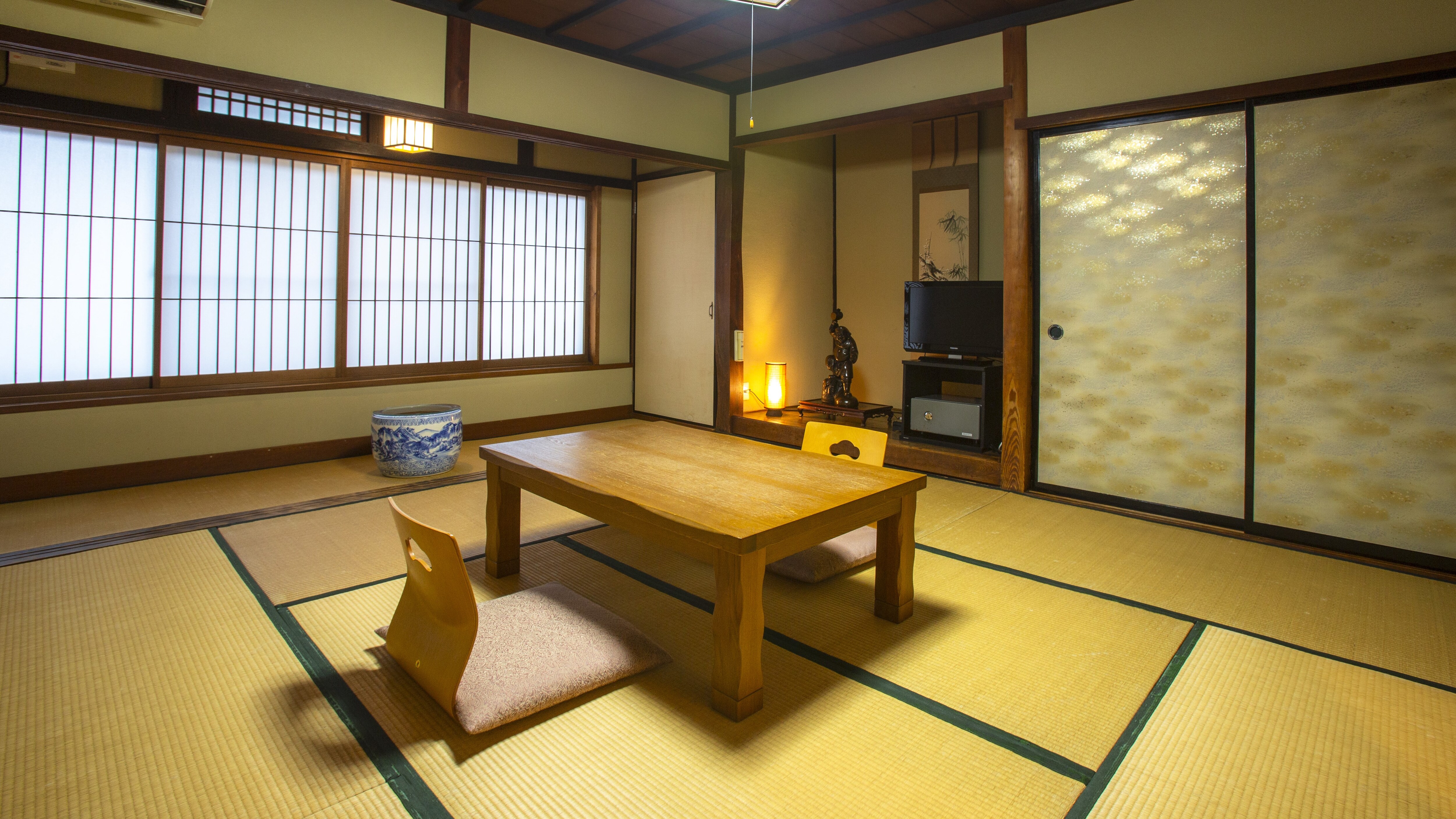 [Main building, 10 tatami Japanese-style room] A traditional, relaxing Japanese-style room.
