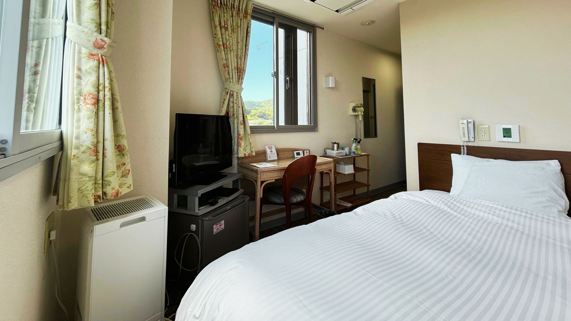 【單人房】緊湊的空間，羽絨被風格