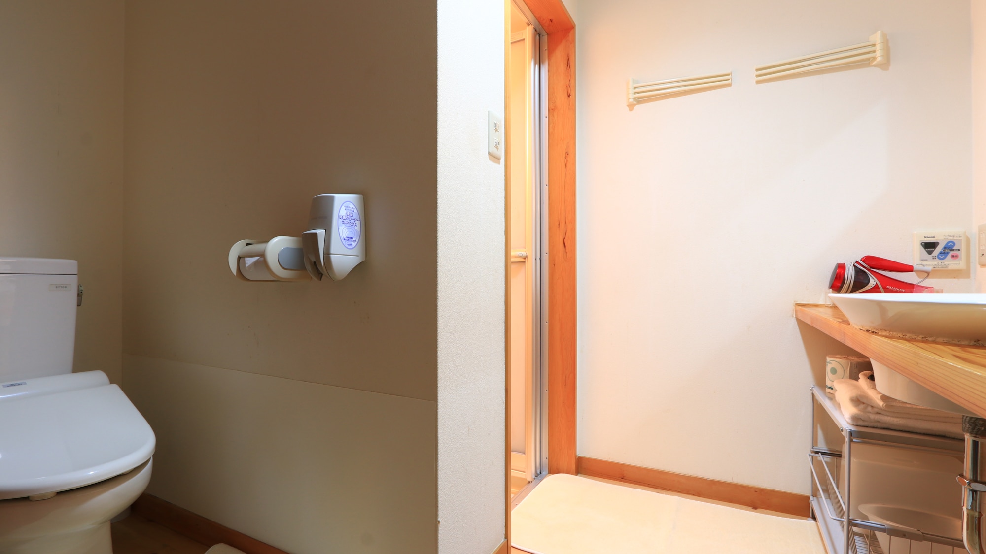 【Auberge House】盥洗室與廁所連為一體。