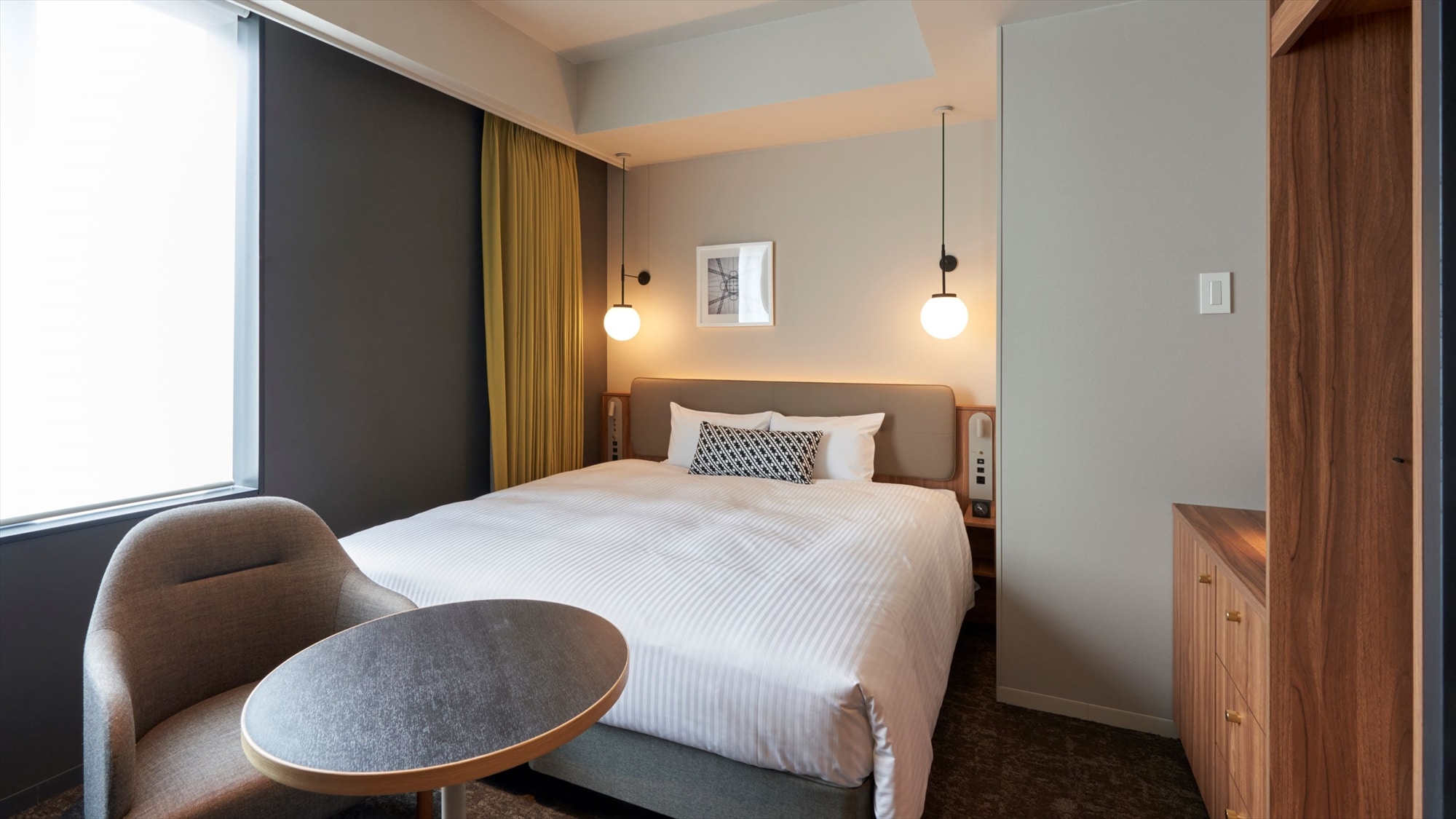 [Universal King (barrier-free)] A king bed (180 cm wide) is provided to provide a comfortable space.