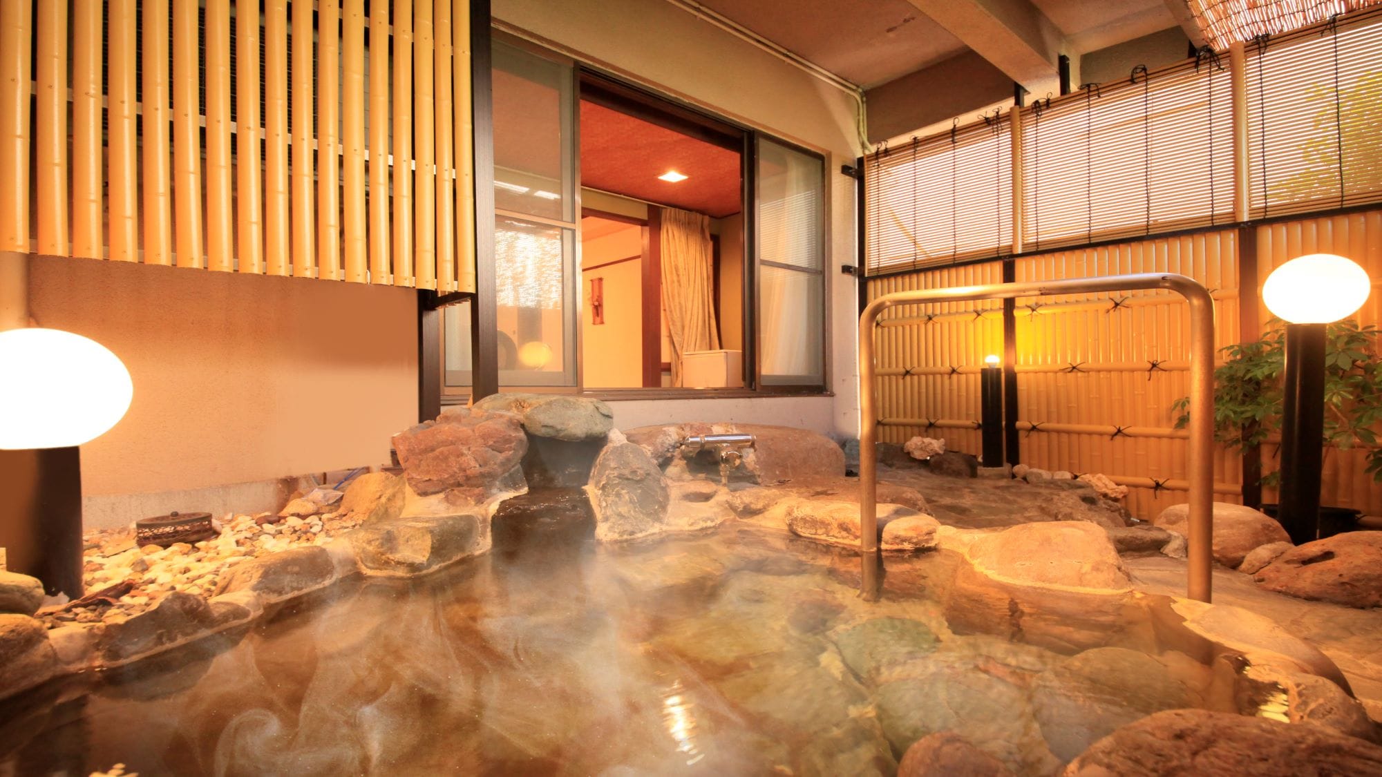 There is an open-air bath in the guest room so you can enjoy it with your family ♪ (rock bath type)