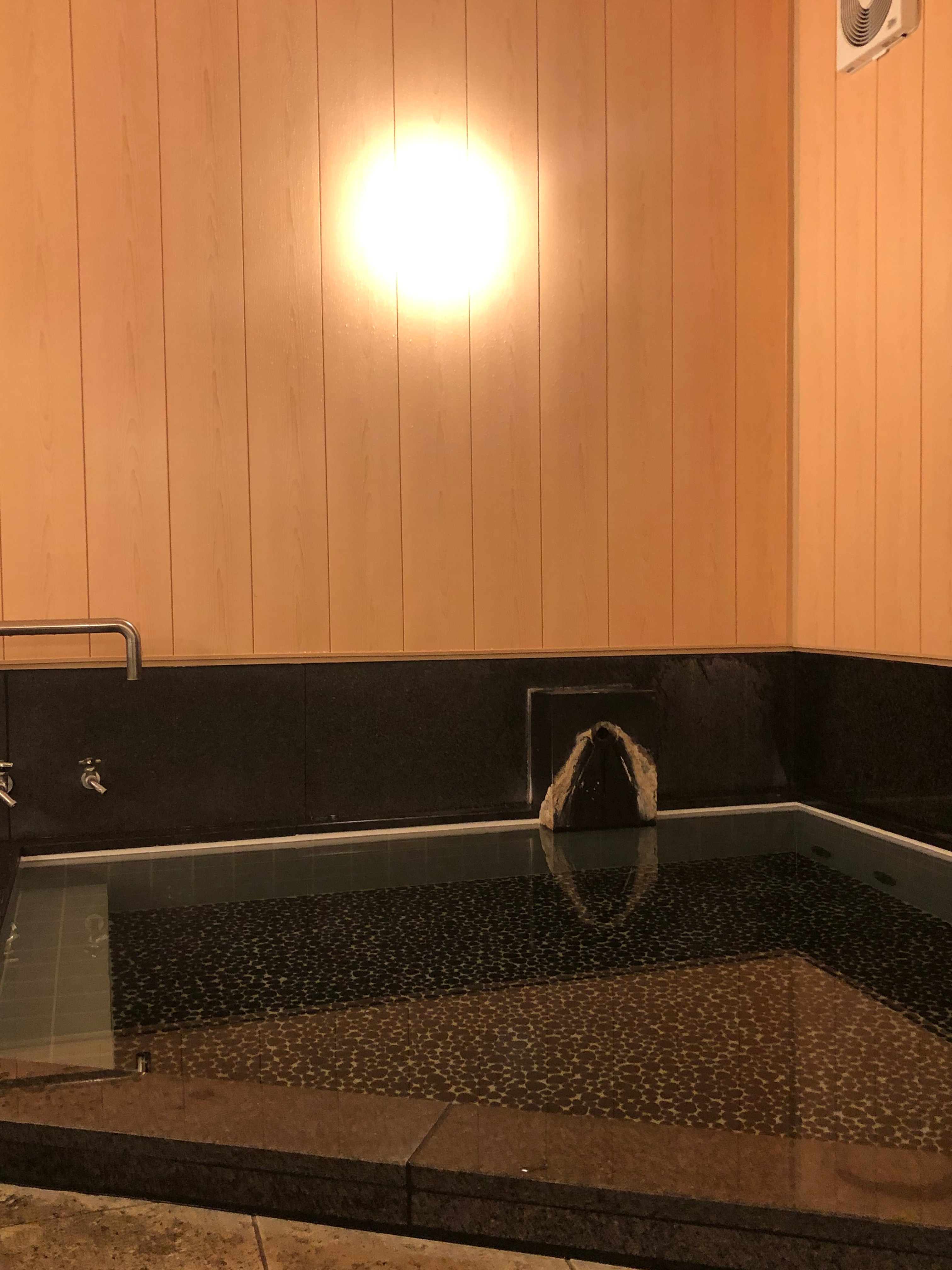 2019年10月翻新的男士室内浴池