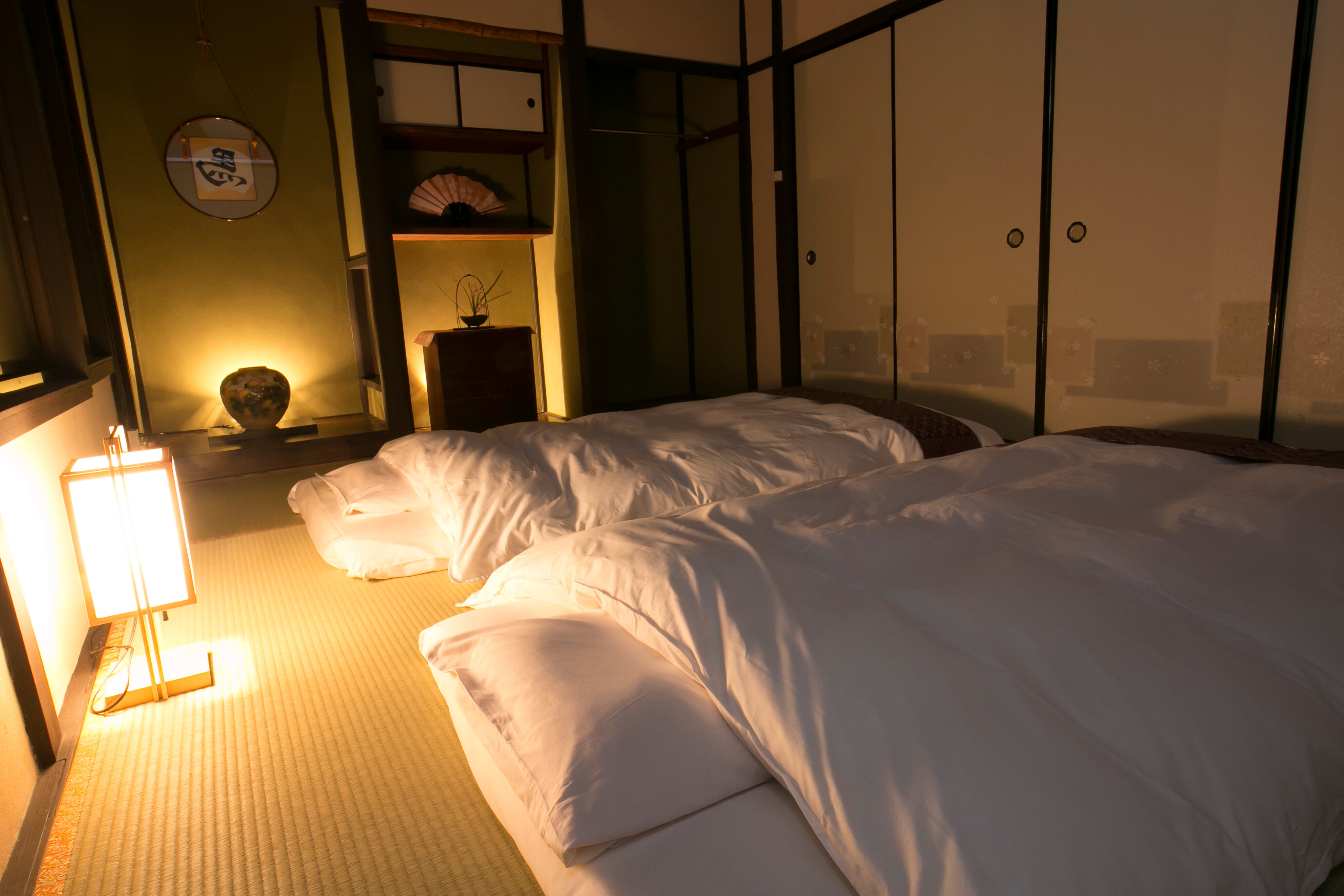 A 6-tatami bedroom on the north side of the second floor. The futon is handmade by a craftsman and is fluffy♪