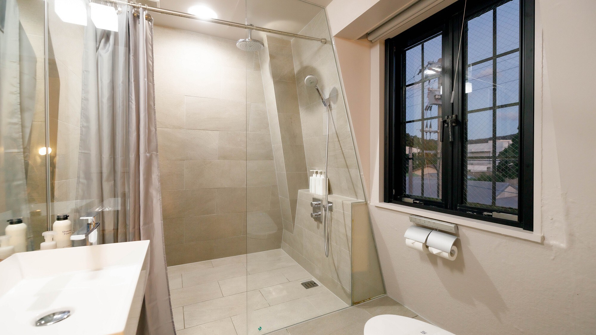 [Deluxe Double] Toilet / shower room. You will be healed by the soft light that shines through the window.