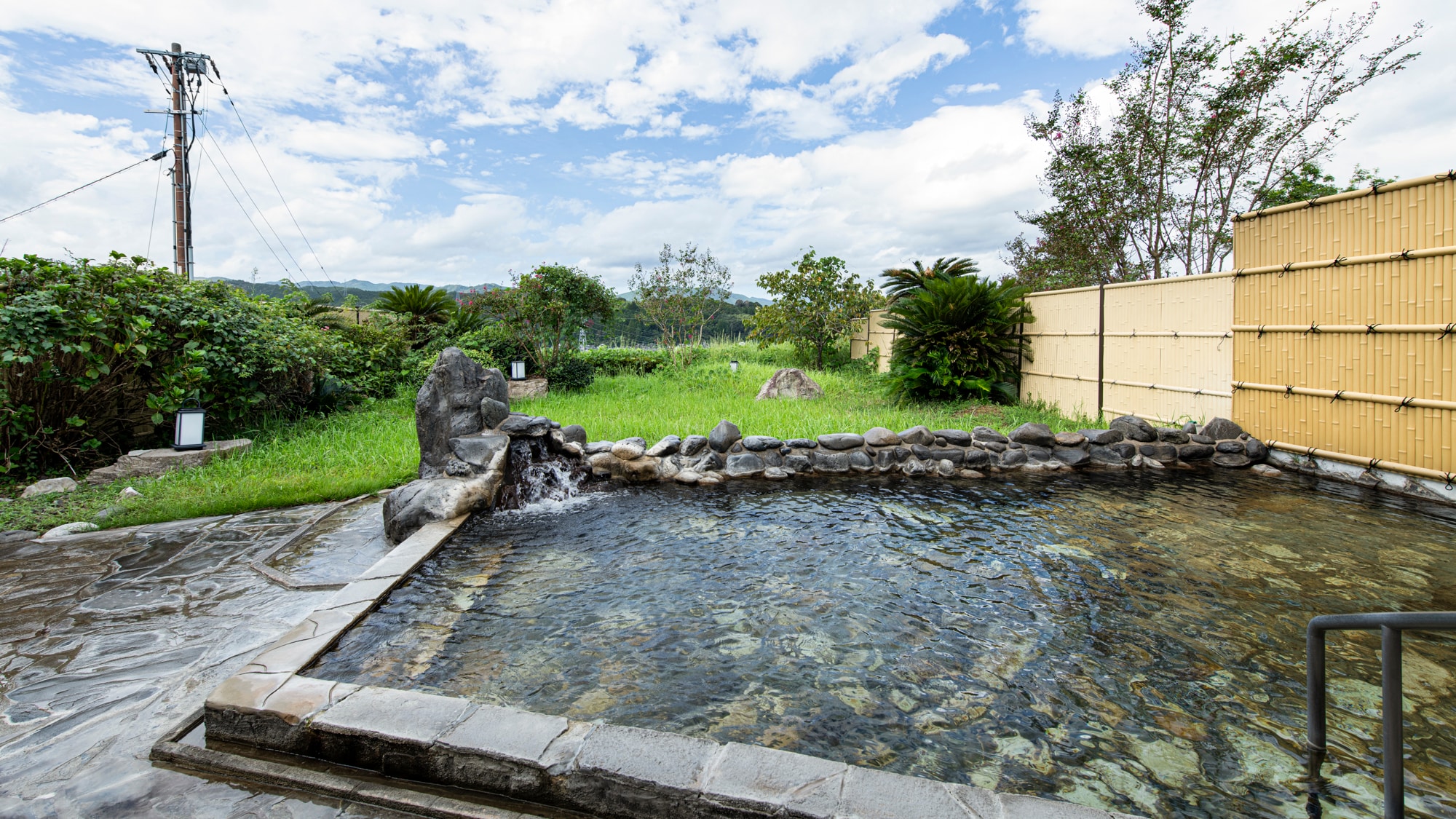 [Large bath] Open-air bath