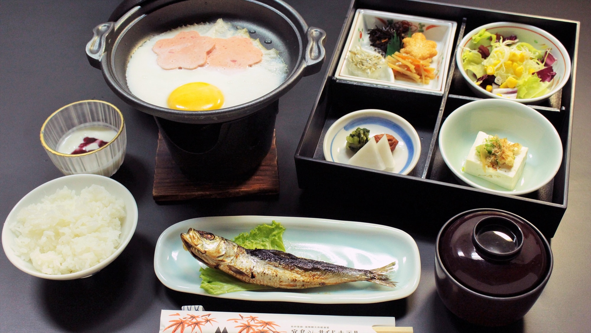 Sarapan adalah makanan set Jepang! Ikan bakar, hidangan telur, tahu, dan sup miso! Sarapan yang sehat!