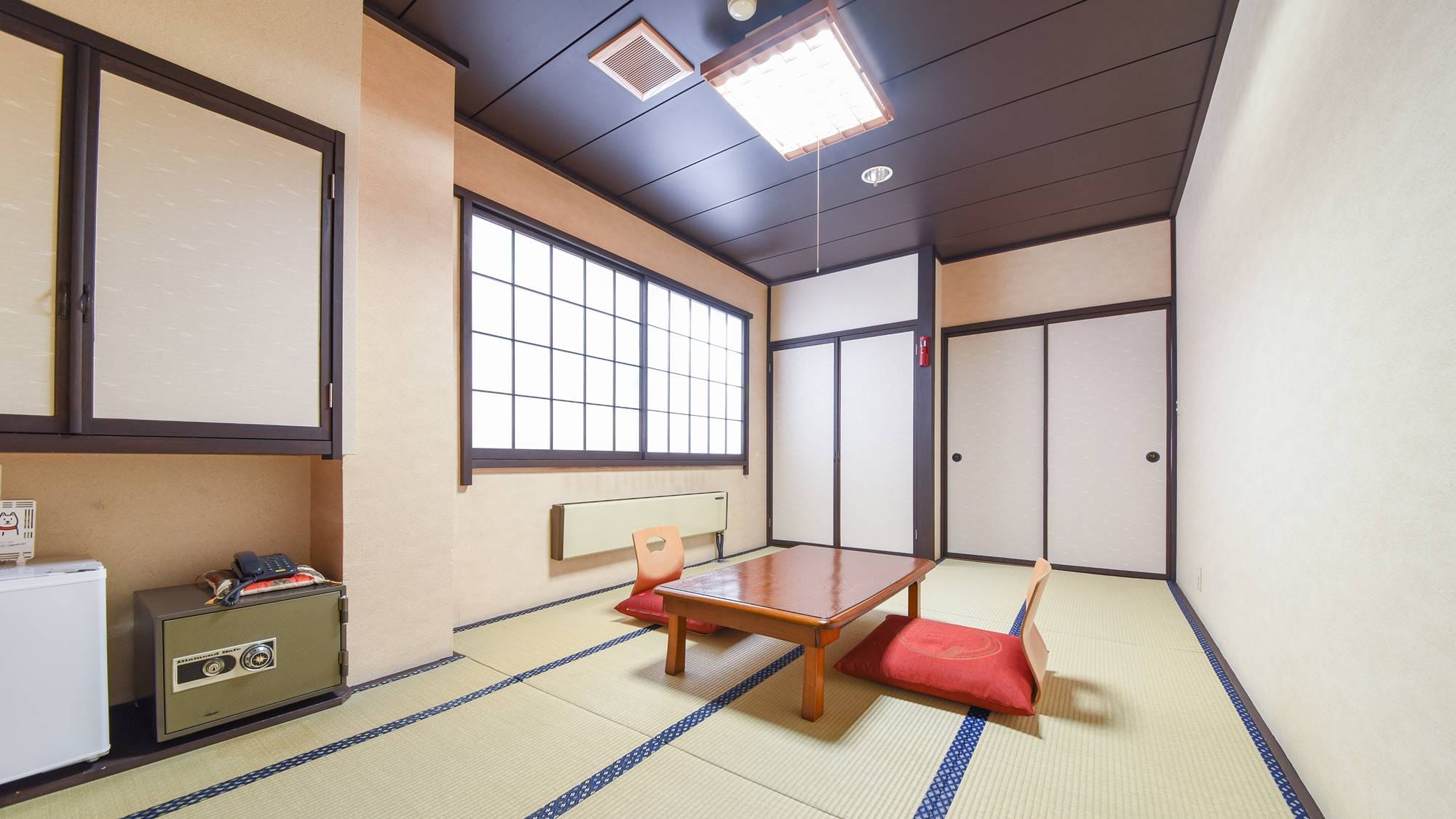 * ห้องสไตล์ญี่ปุ่น 8-10 เสื่อทาทามิ (ตัวอย่างห้องพัก) / กรุณาใช้เวลาพักผ่อนในห้องที่มีกลิ่นเสื่อทาทามิจาง ๆ