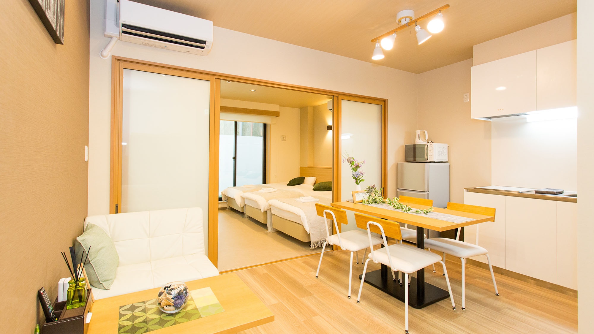 ・CLASSE-01／Bright wood-patterned room