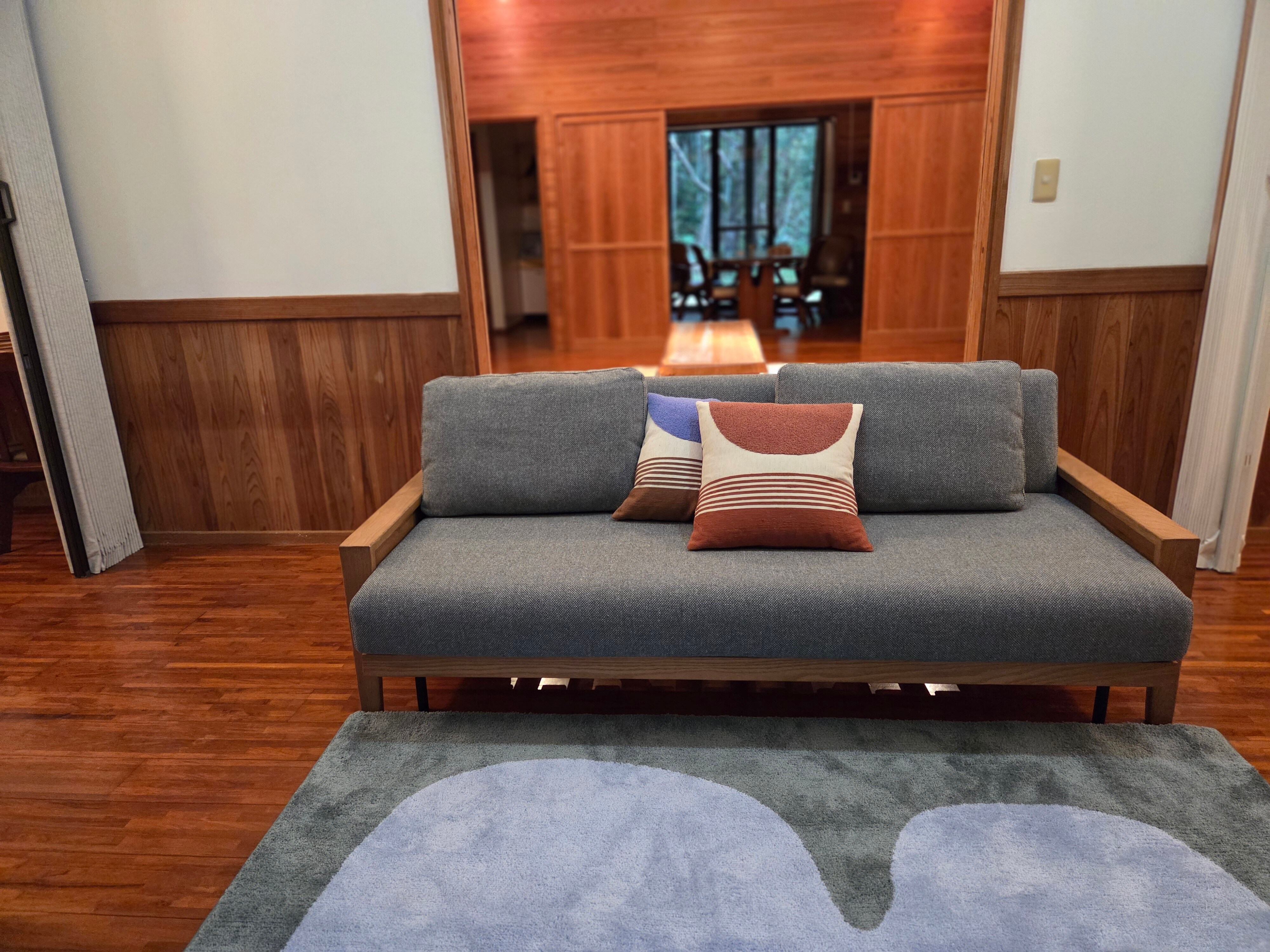 A relaxing space where you can enjoy the view of greenery outside the window.