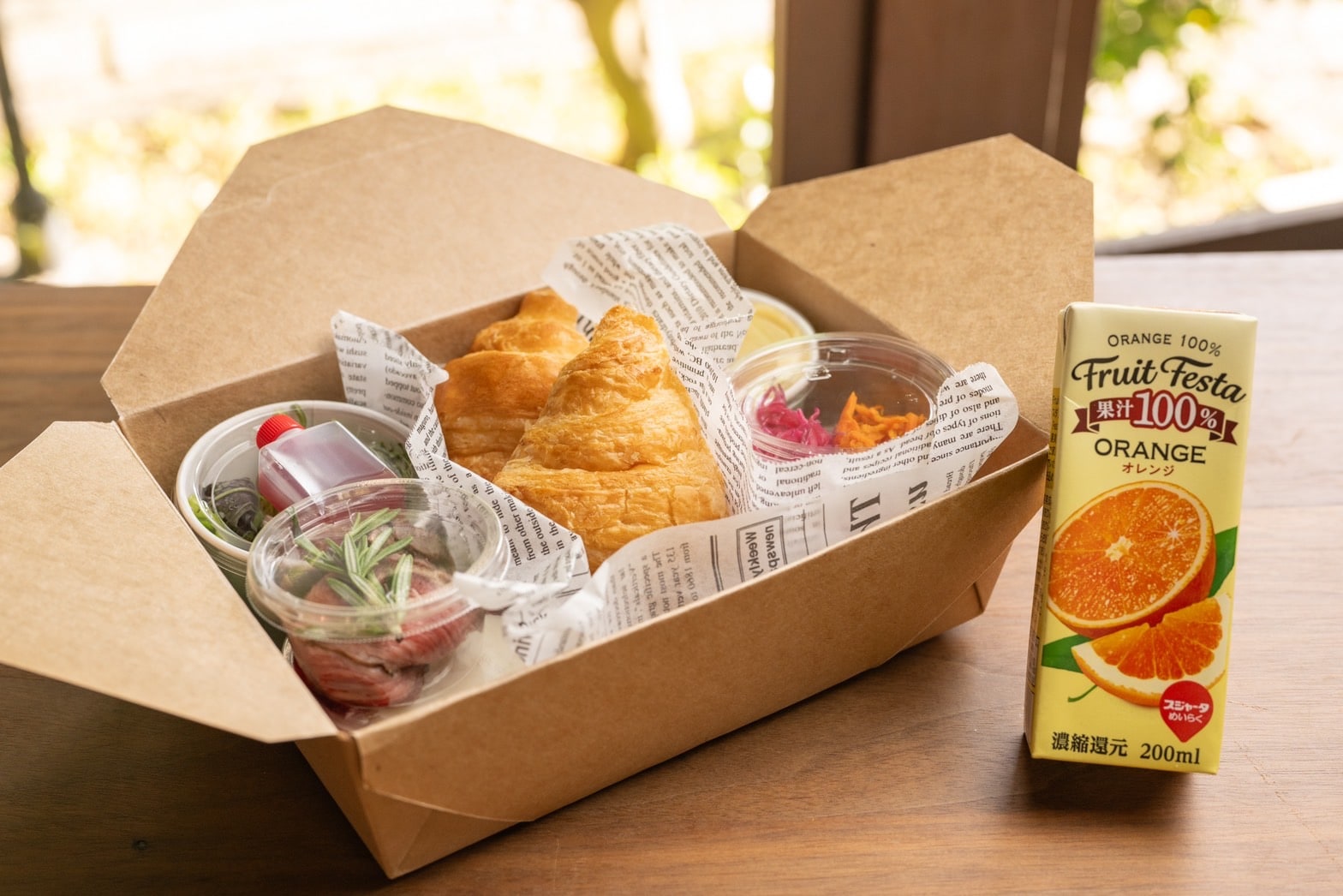 A breakfast set will be prepared in your room in a special box, so you can enjoy breakfast at any time you like! <Breakfast in your room>