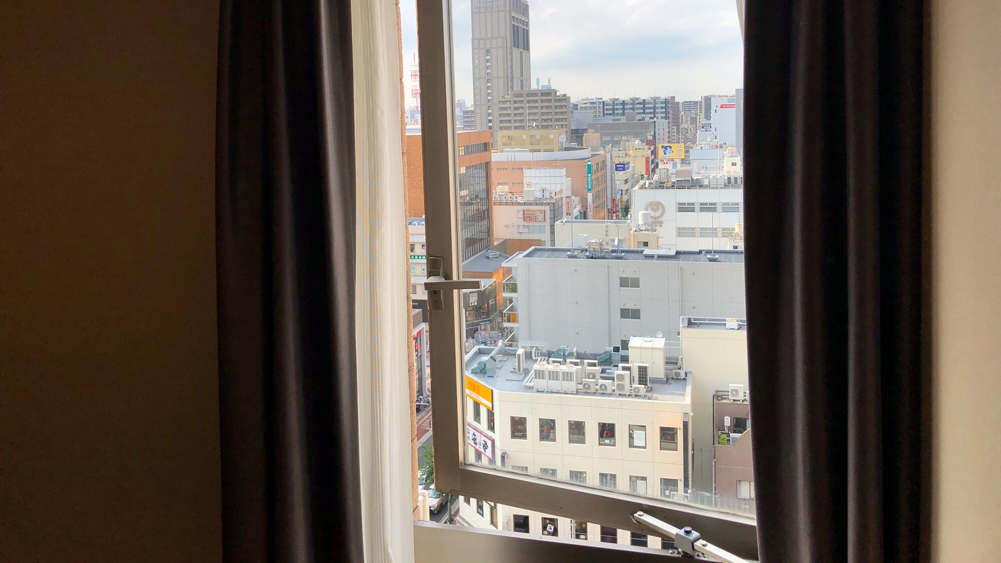 Guest room windows: Openable! Air replacement OK