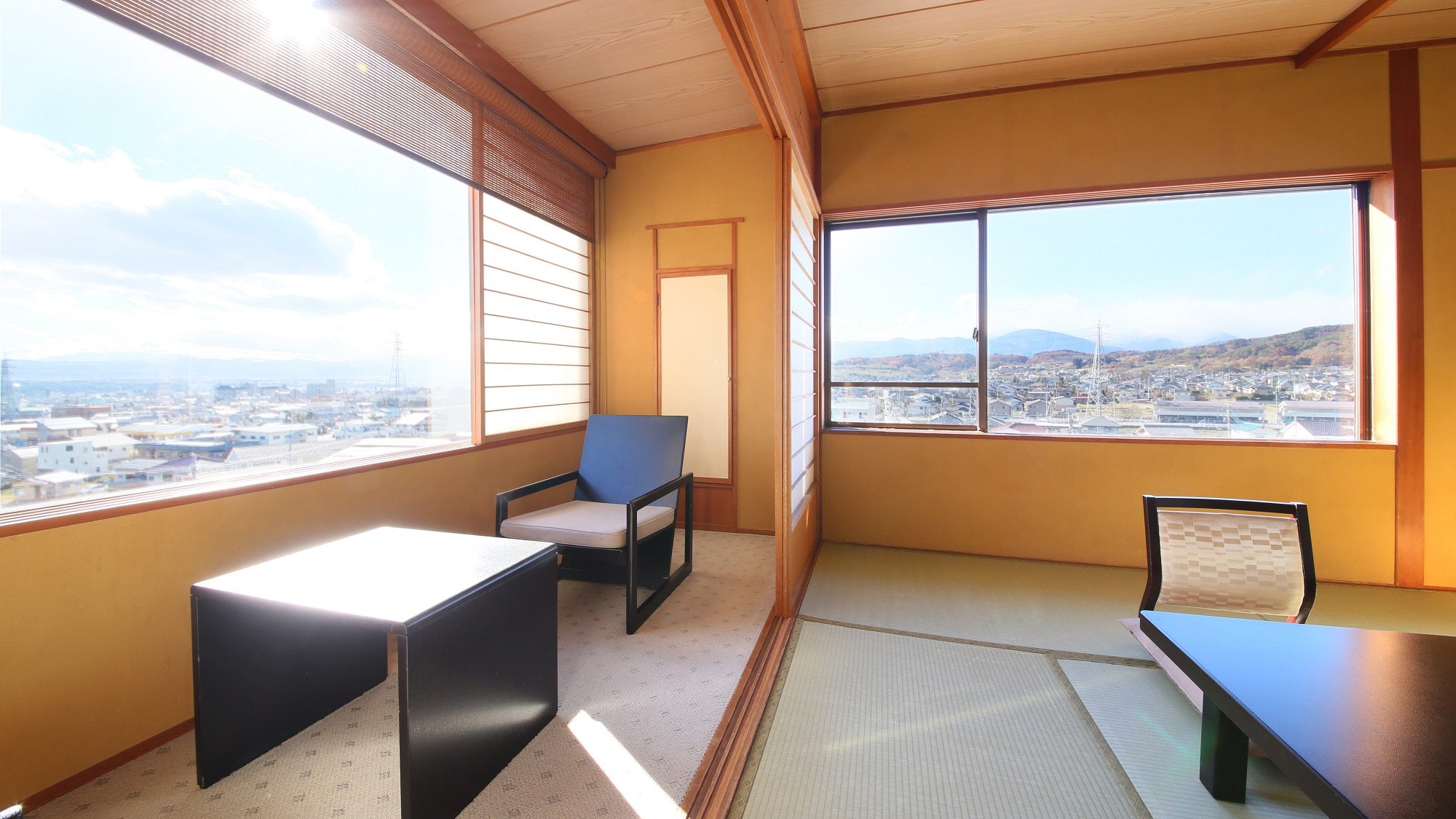 [View room with semi-open-air bath] Top floor 10 tatami mat room with stairs [No smoking] 2-4 people