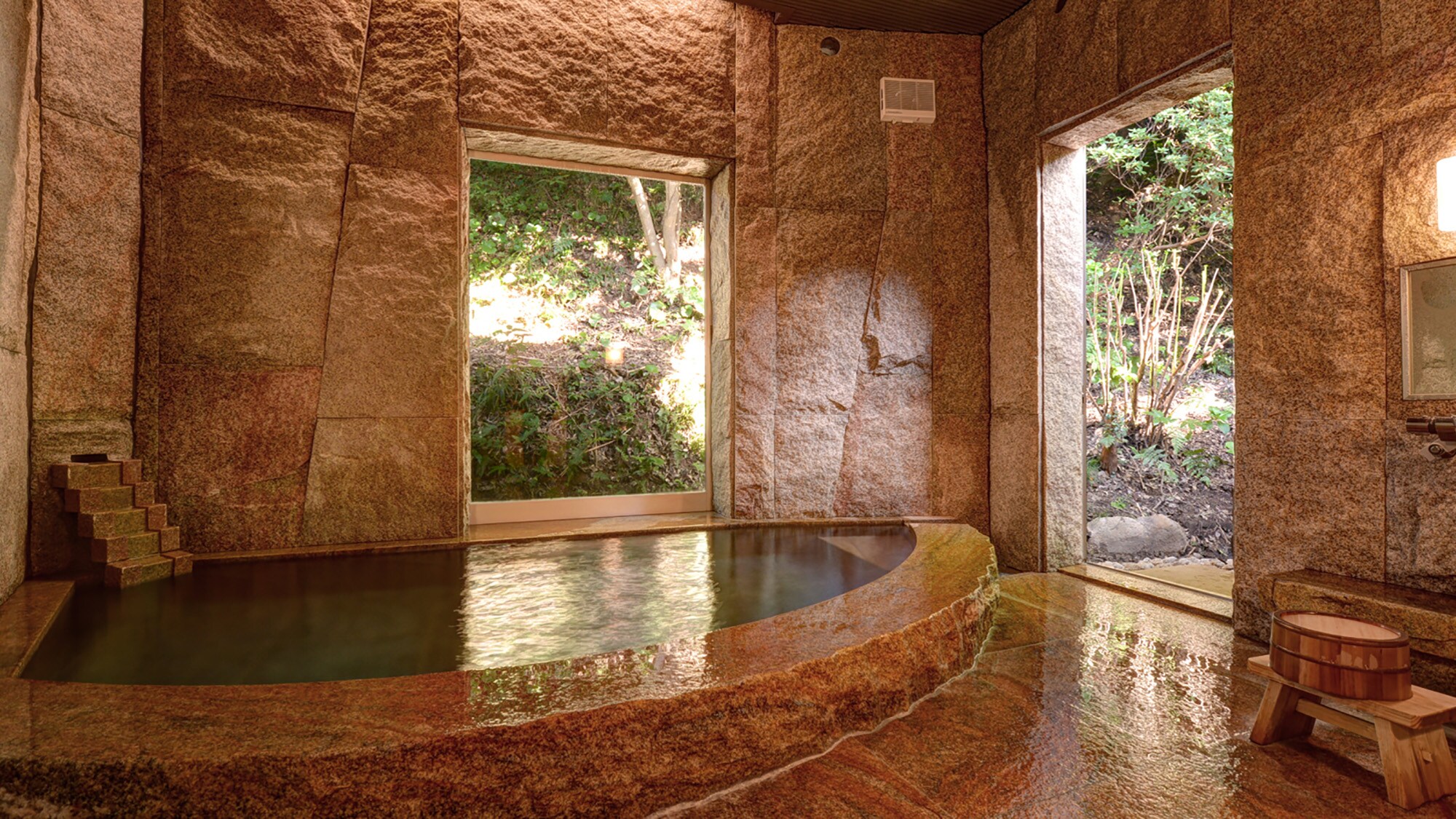 * [Main building men's bath] "Yunokawa Onsen" is one of Japan's three most beautiful hot springs. Feel the comfortable breeze coming in through the open windows.