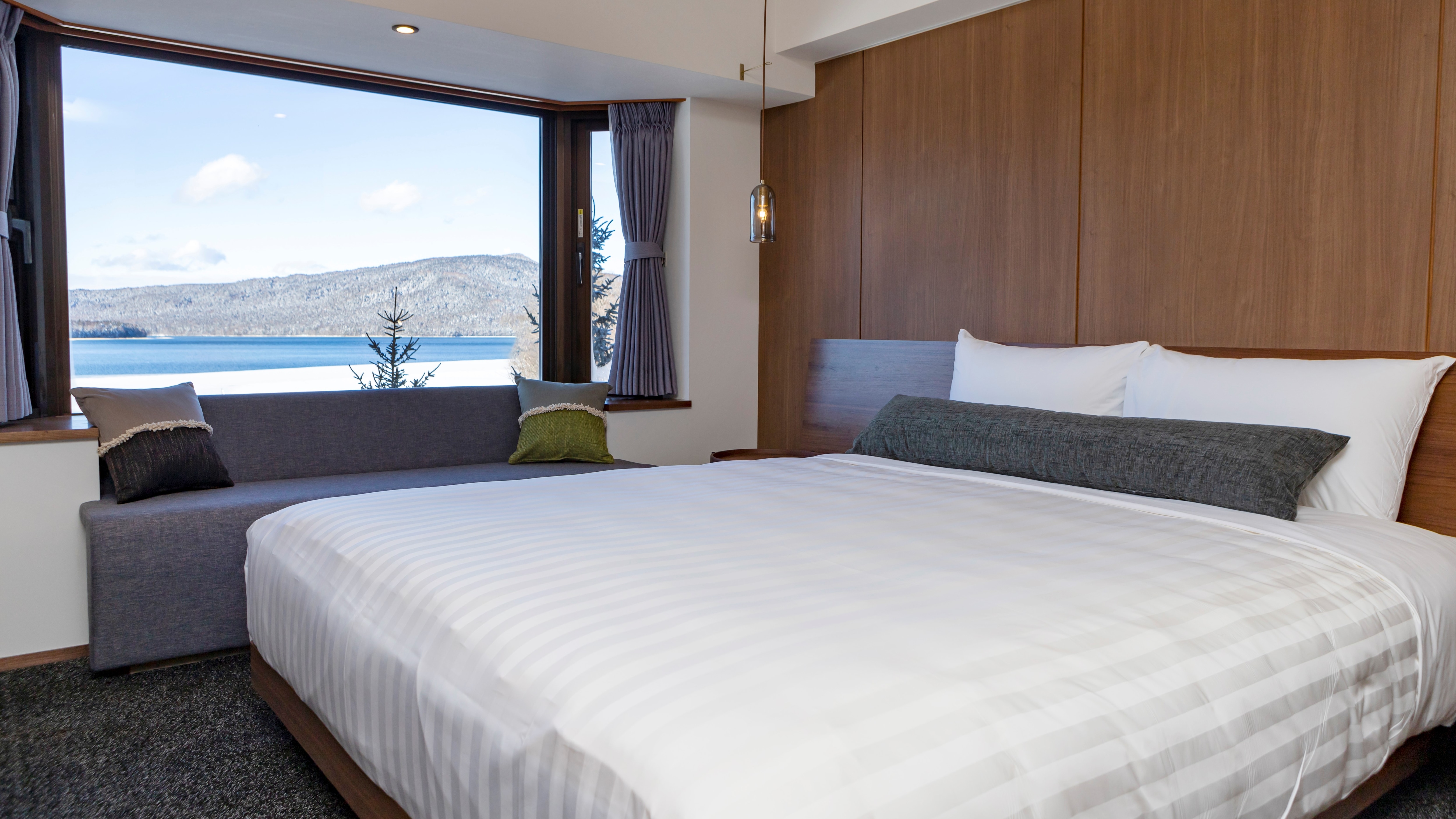 [Lake side] Standard double (winter) / King size bed perfect for couples and solo travelers