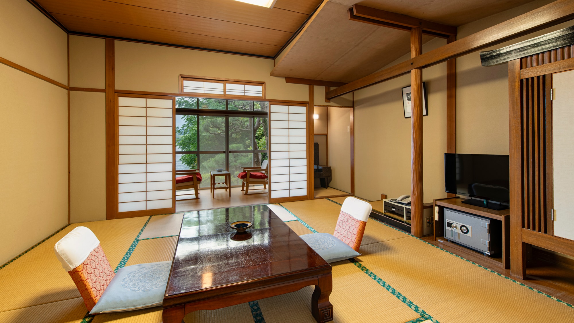 Traditional guest room (8 tatami Japanese-style room)
