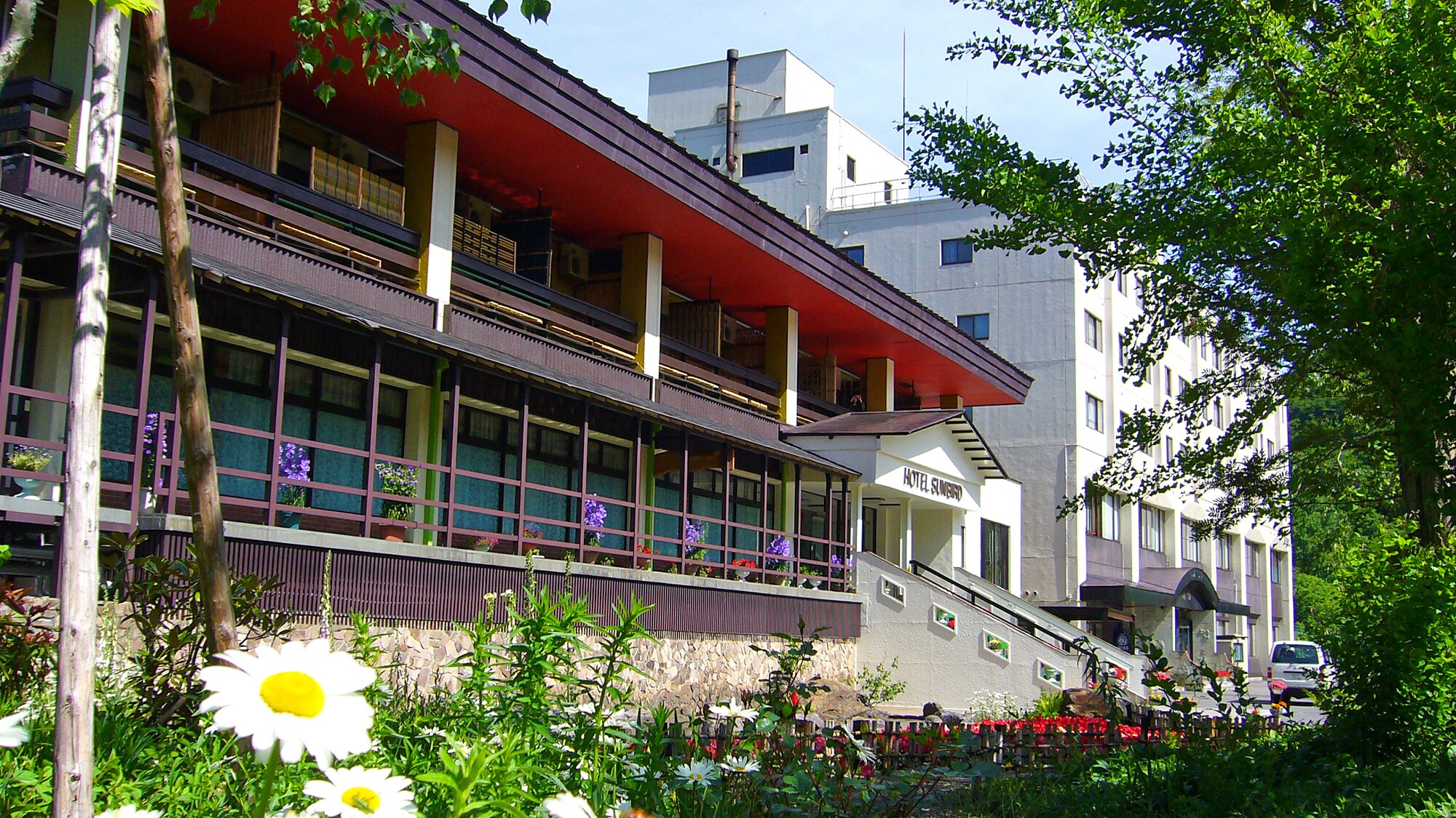 [Exterior view during the day]
