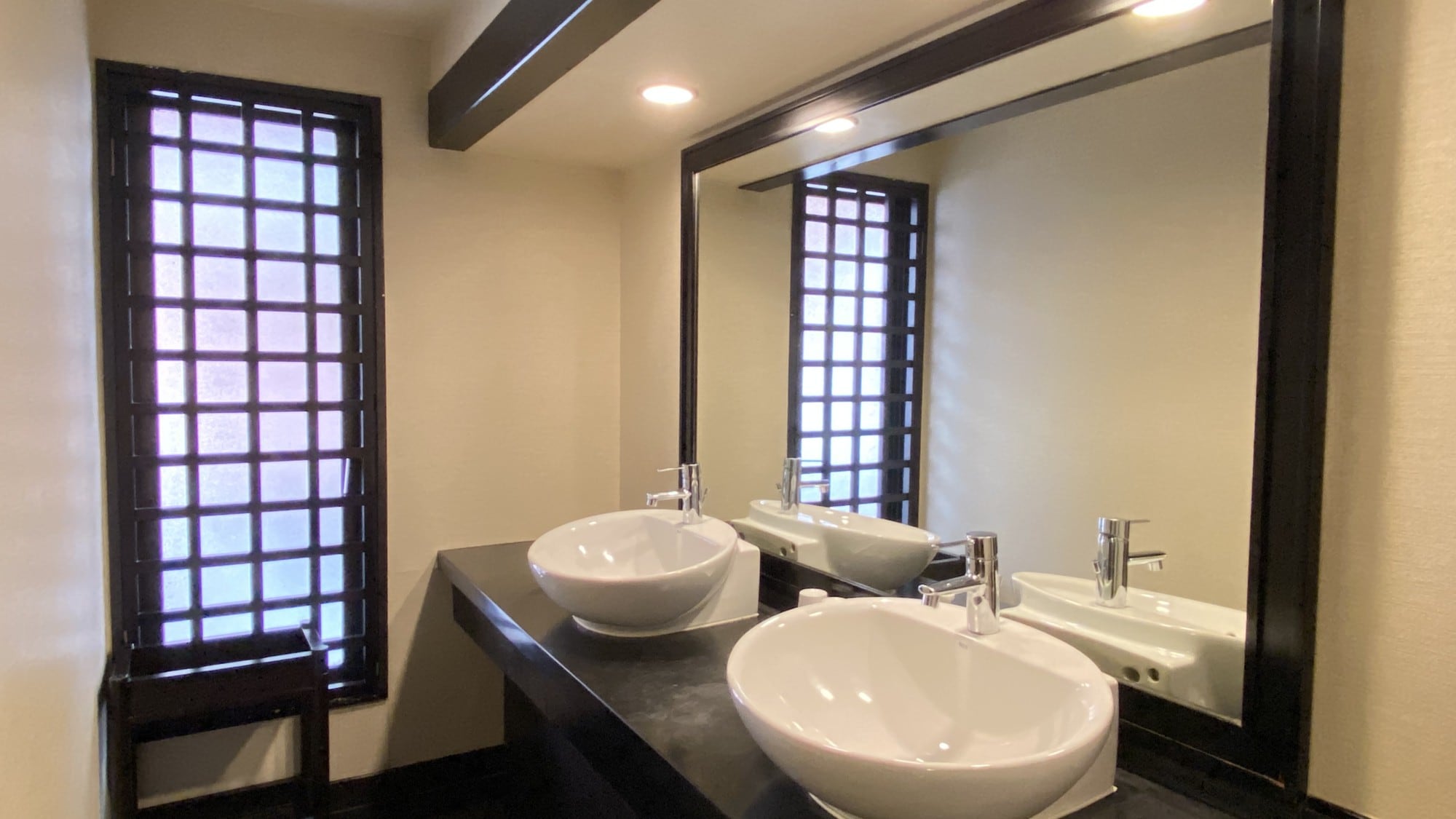 Main cottage (48 square meters) Double sink powder room